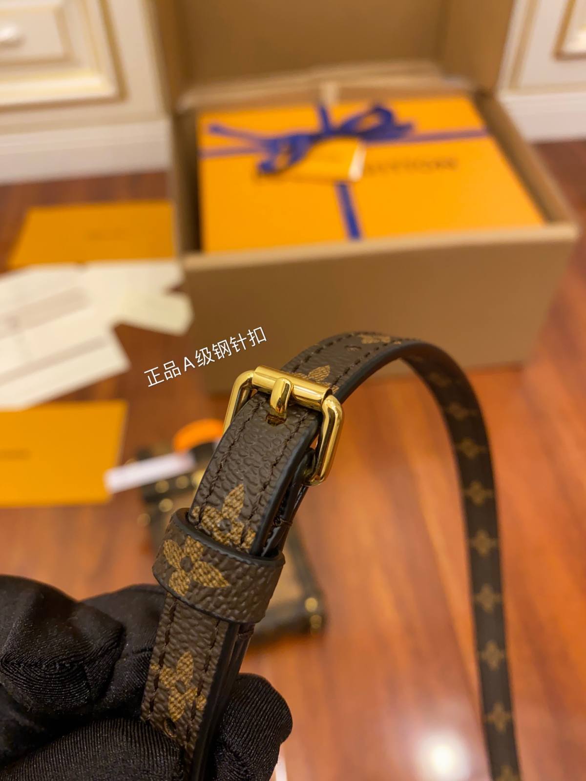 Ellebag’s Replication Expertise: Louis Vuitton M67873 Yellow Trunk Vertical Chain Bag-Beste kwaliteit nep Louis Vuitton tas online winkel, replica designer tas ru