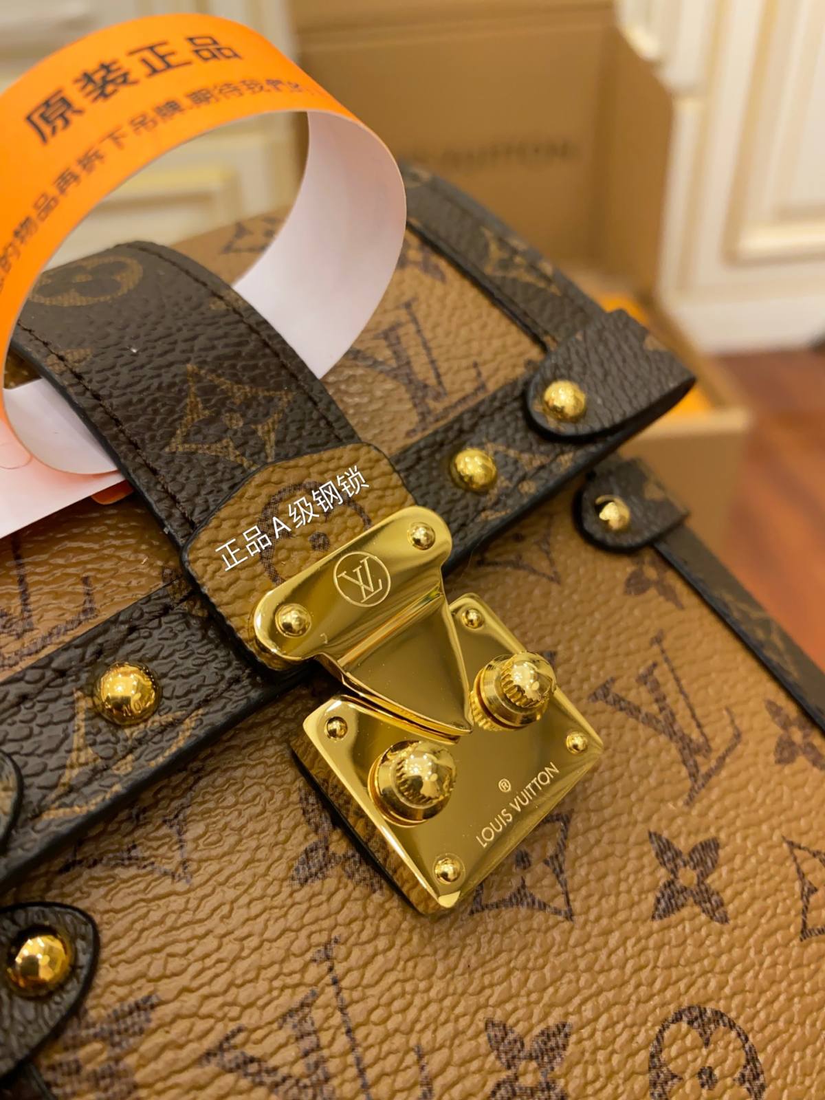 Ellebag’s Replication Expertise: Louis Vuitton M67873 Yellow Trunk Vertical Chain Bag-Beste kwaliteit nep Louis Vuitton tas online winkel, replica designer tas ru