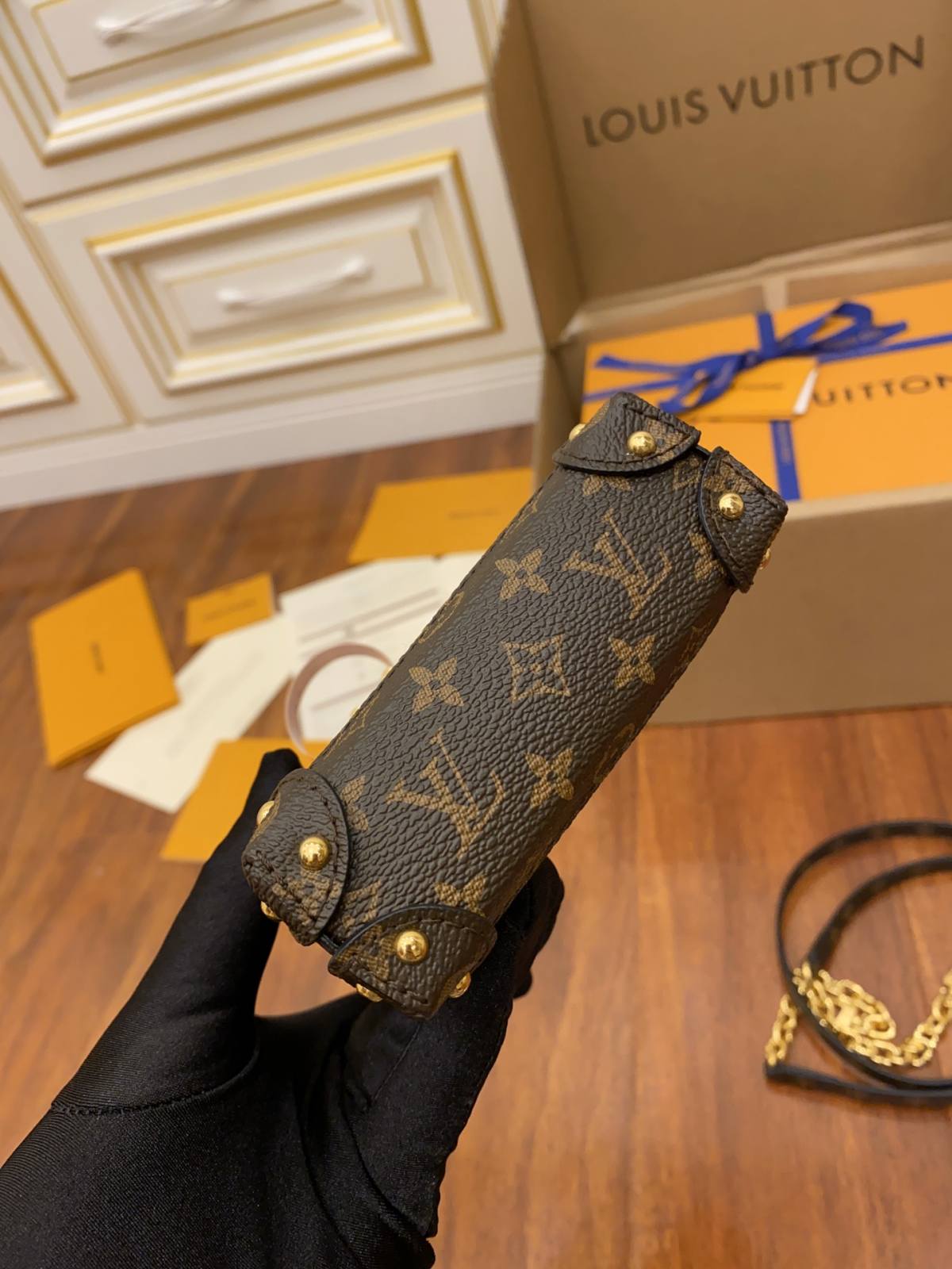 Ellebag’s Replication Expertise: Louis Vuitton M67873 Yellow Trunk Vertical Chain Bag-Best Quality Fake Louis Vuitton Bag Online Store, Replica designer bag ru