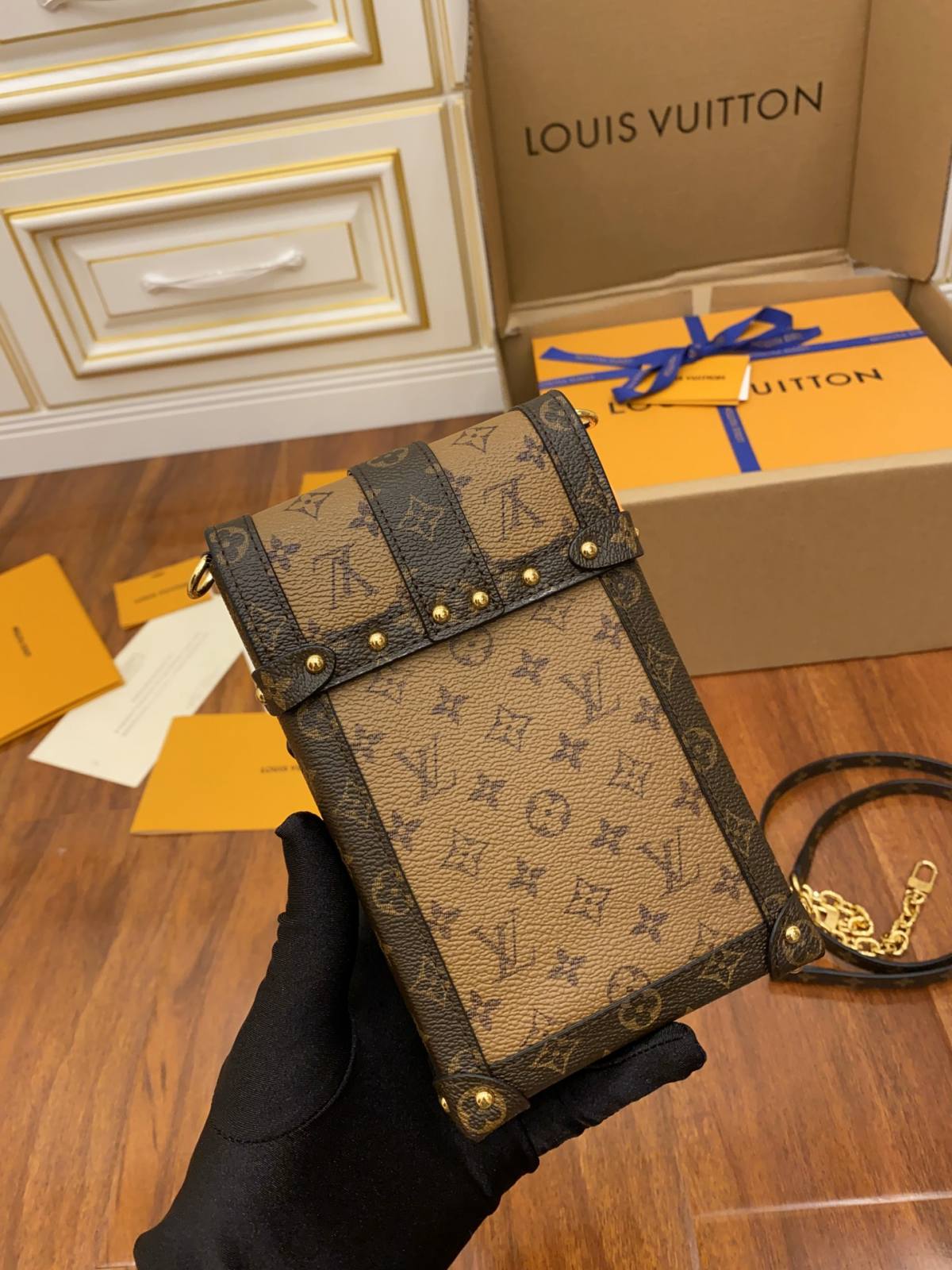 Ellebag’s Replication Expertise: Louis Vuitton M67873 Yellow Trunk Vertical Chain Bag-Kedai Dalam Talian Beg Louis Vuitton Palsu Kualiti Terbaik, Beg reka bentuk replika ru