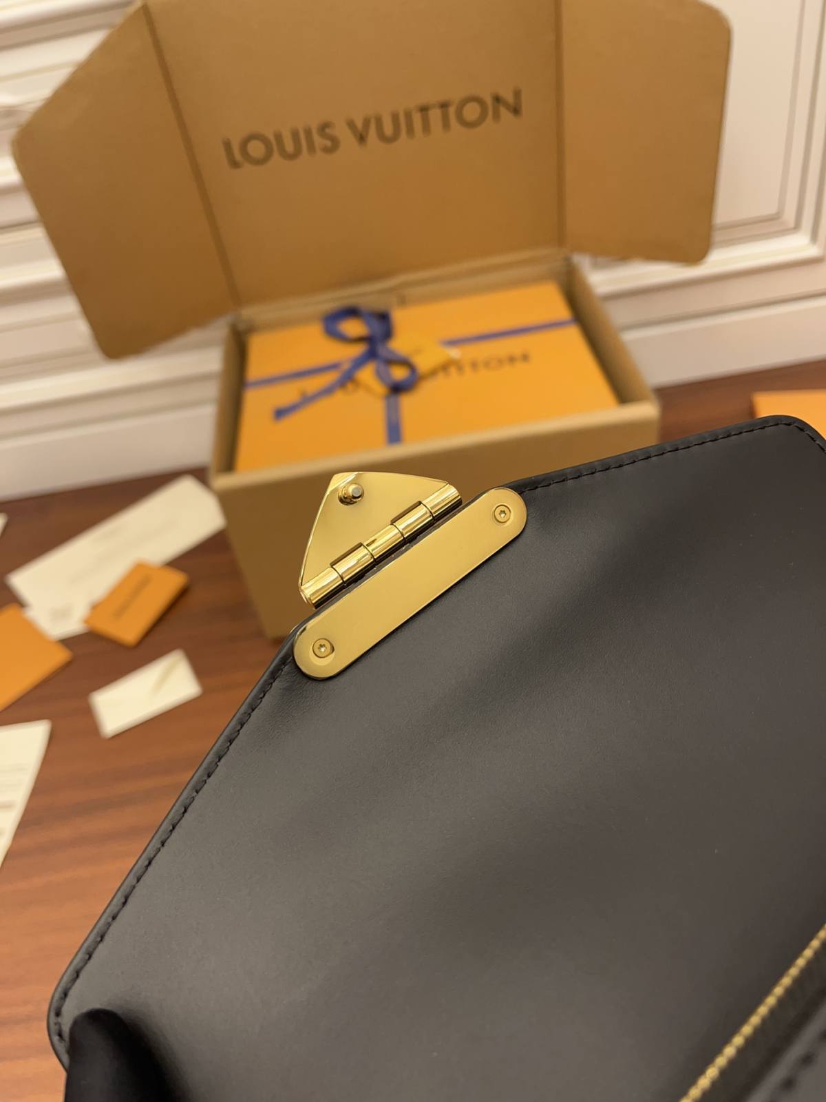 Ellebag’s Expert Replication: Louis Vuitton SWING Handbag (M20393) Black with S-lock Clasp-En İyi Kalite Sahte Louis Vuitton Çanta Online Mağazası, Çoğaltma tasarımcı çanta ru