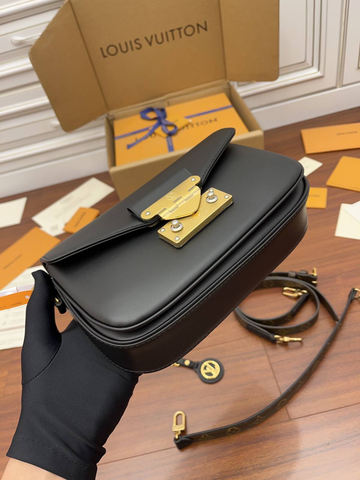 Ellebag’s Expert Replication: Louis Vuitton SWING Handbag (M20393) Black with S-lock Clasp-Լավագույն որակի կեղծ Louis Vuitton պայուսակների առցանց խանութ, Replica դիզայներական պայուսակ ru