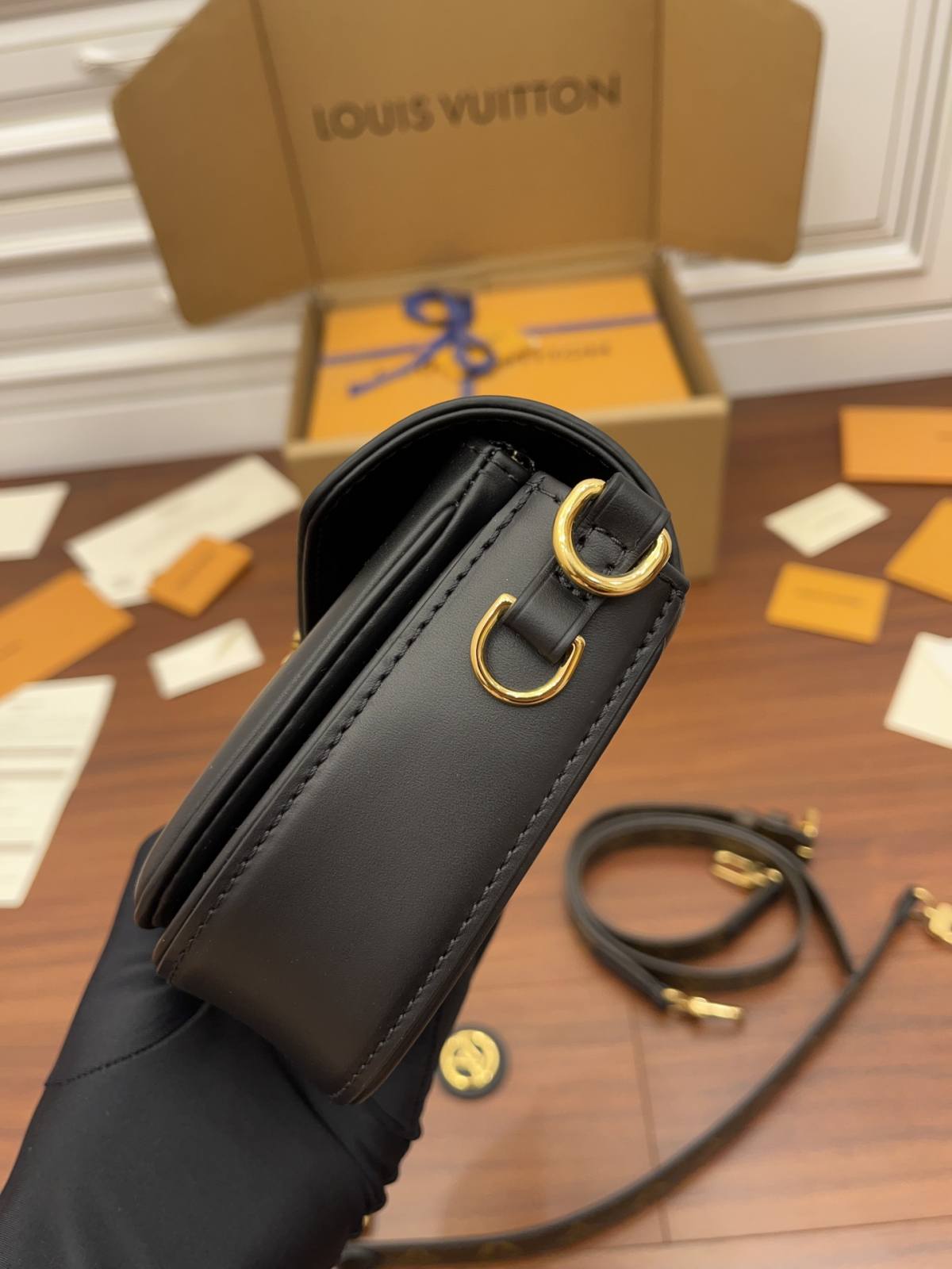 Ellebag’s Expert Replication: Louis Vuitton SWING Handbag (M20393) Black with S-lock Clasp-En İyi Kalite Sahte Louis Vuitton Çanta Online Mağazası, Çoğaltma tasarımcı çanta ru