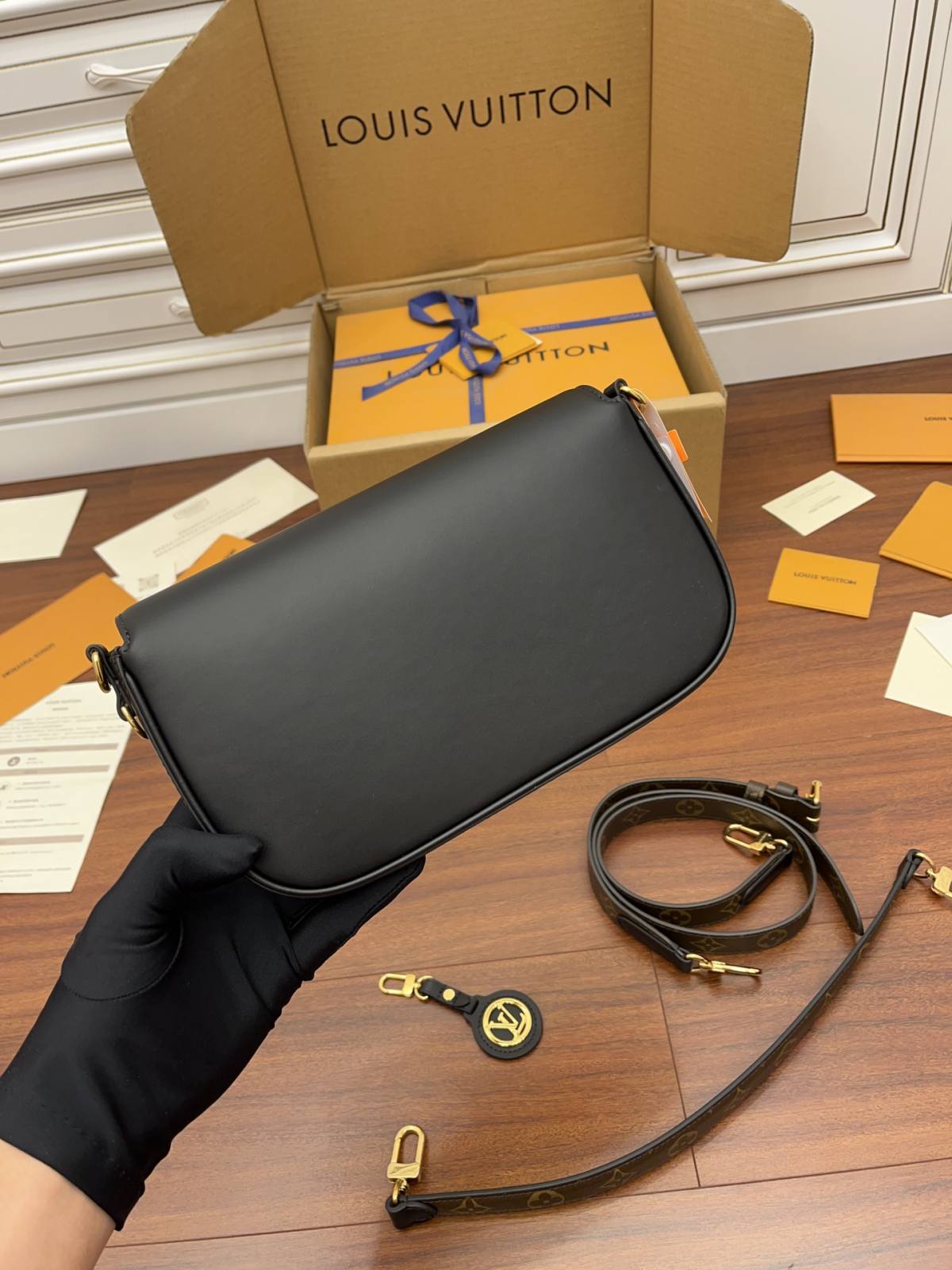 Ellebag’s Expert Replication: Louis Vuitton SWING Handbag (M20393) Black with S-lock Clasp-بهترين معيار جي جعلي لوئس ويٽون بيگ آن لائين اسٽور، ريپليڪا ڊيزائنر بيگ ru