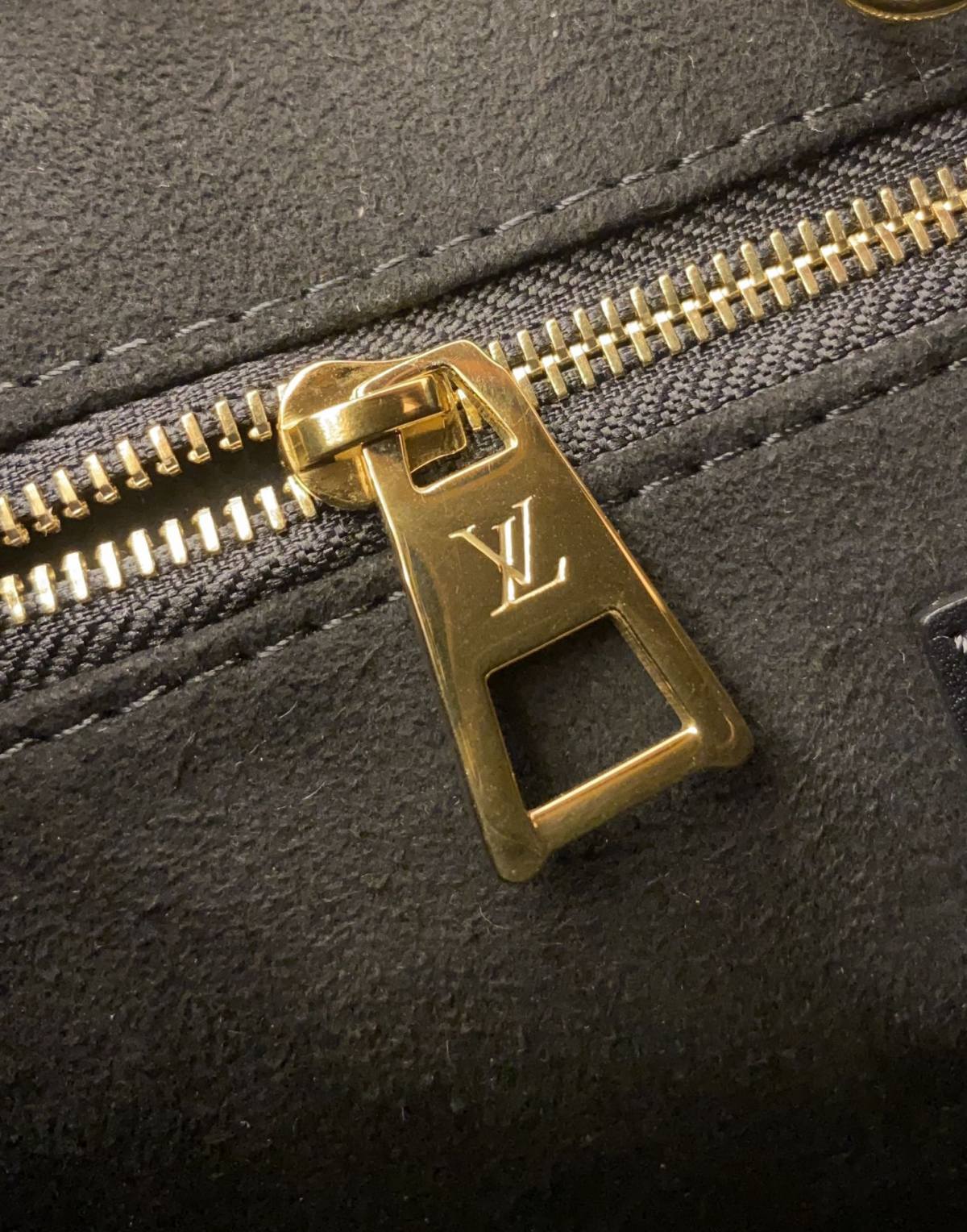 Ellebag’s Expert Replication: Louis Vuitton M45653 Black Pressed Flower Onthego Small Tote Bag-Labākās kvalitātes viltotās Louis Vuitton somas tiešsaistes veikals, dizaineru somas kopija ru