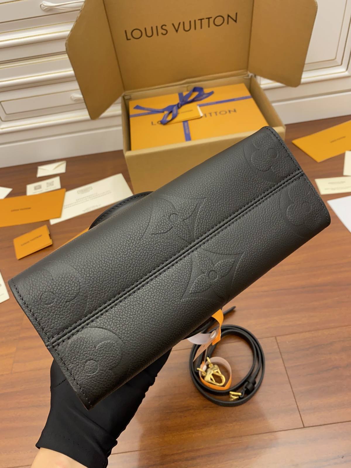 Ellebag’s Expert Replication: Louis Vuitton M45653 Black Pressed Flower Onthego Small Tote Bag-Best Quality Fake Louis Vuitton Bag Online Store ، حقيبة مصمم طبق الأصل ru