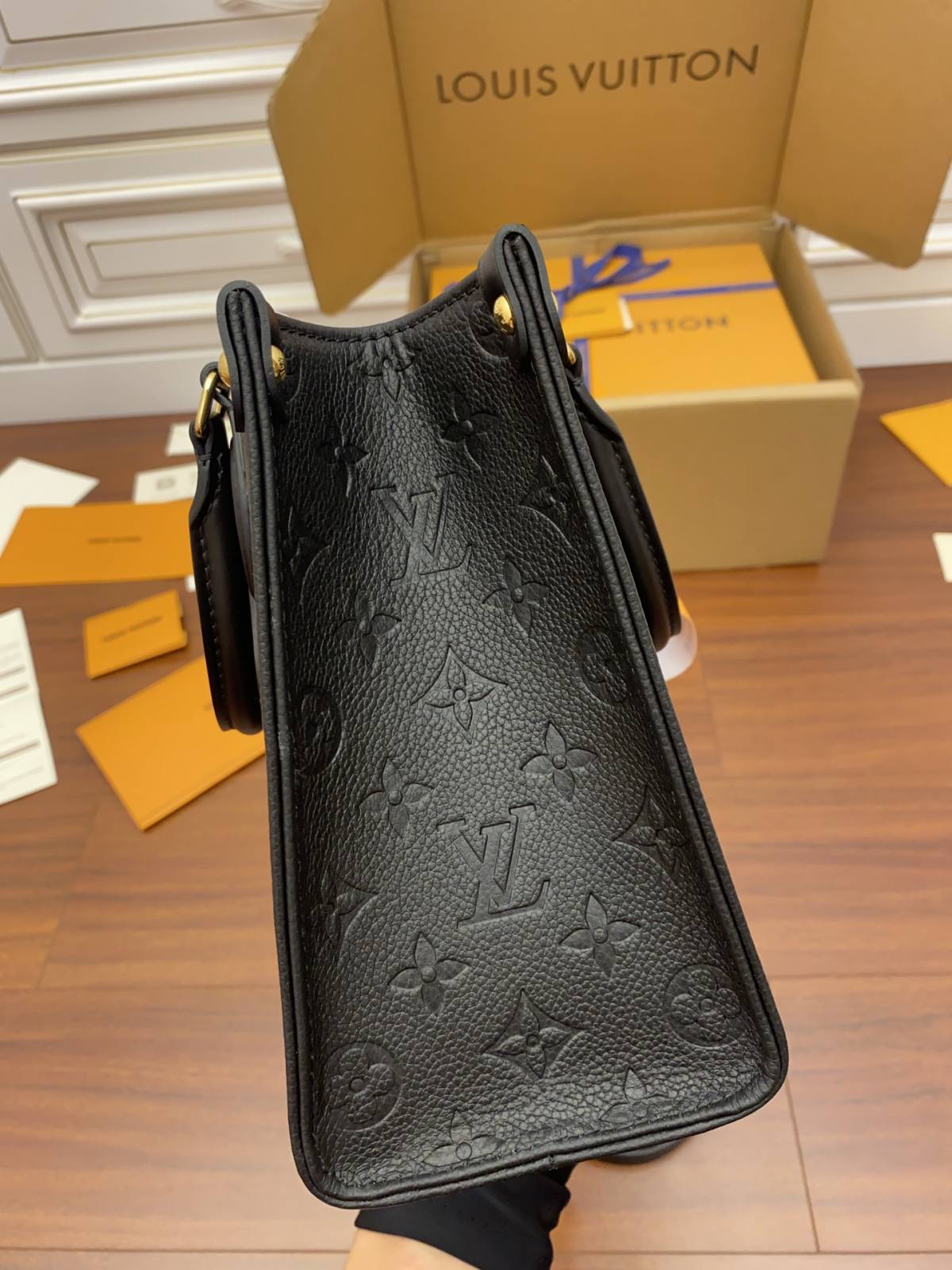 Ellebag’s Expert Replication: Louis Vuitton M45653 Black Pressed Flower Onthego Small Tote Bag-Labākās kvalitātes viltotās Louis Vuitton somas tiešsaistes veikals, dizaineru somas kopija ru