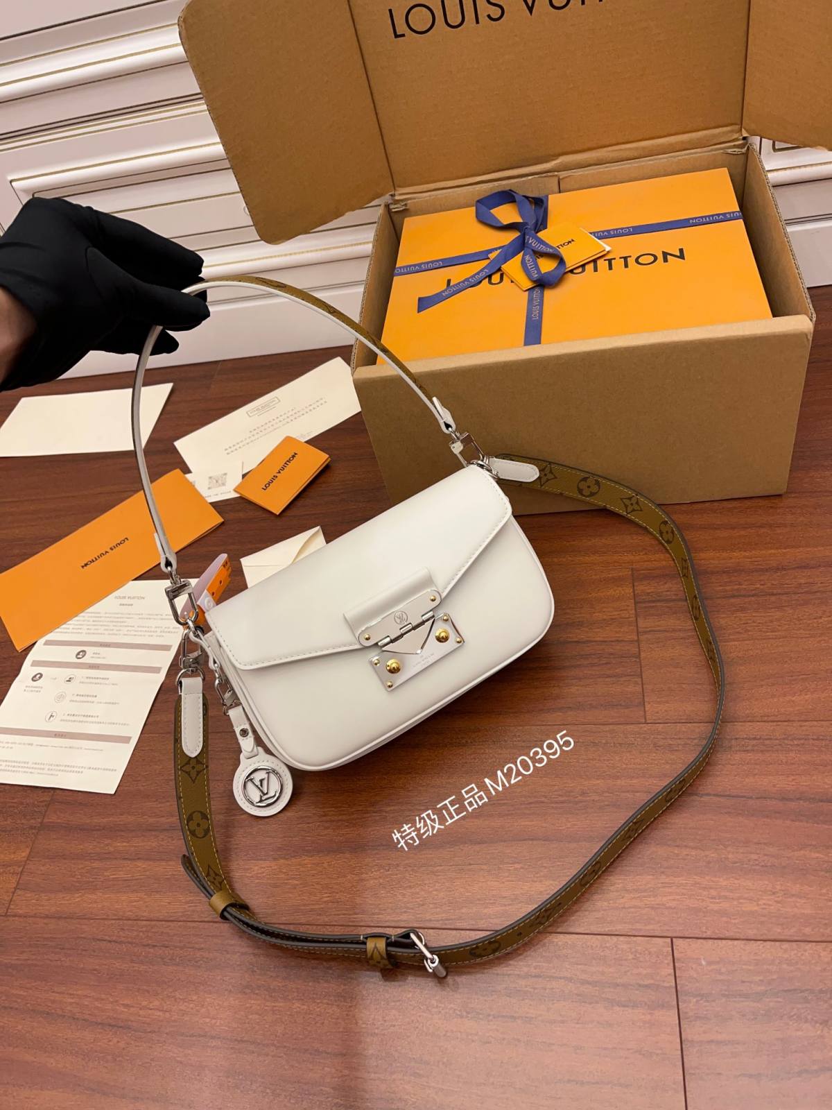 Ellebag’s Expert Replication: Louis Vuitton SWING Handbag (M20395) White-Beste kwaliteit nep Louis Vuitton tas online winkel, replica designer tas ru