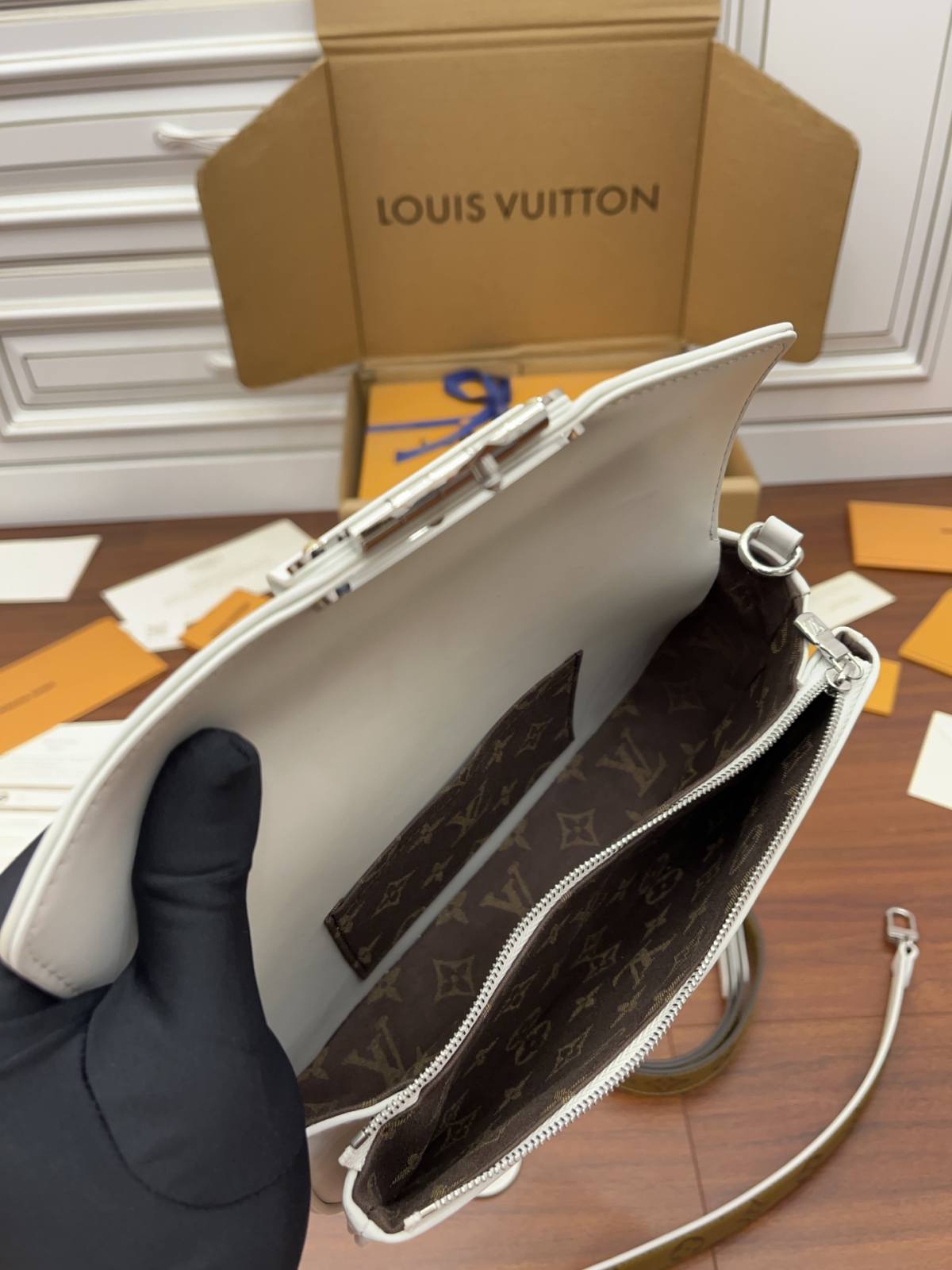 Ellebag’s Expert Replication: Louis Vuitton SWING Handbag (M20395) White-Najlepsza jakość fałszywych torebek Louis Vuitton Sklep internetowy, projektant repliki torebki ru