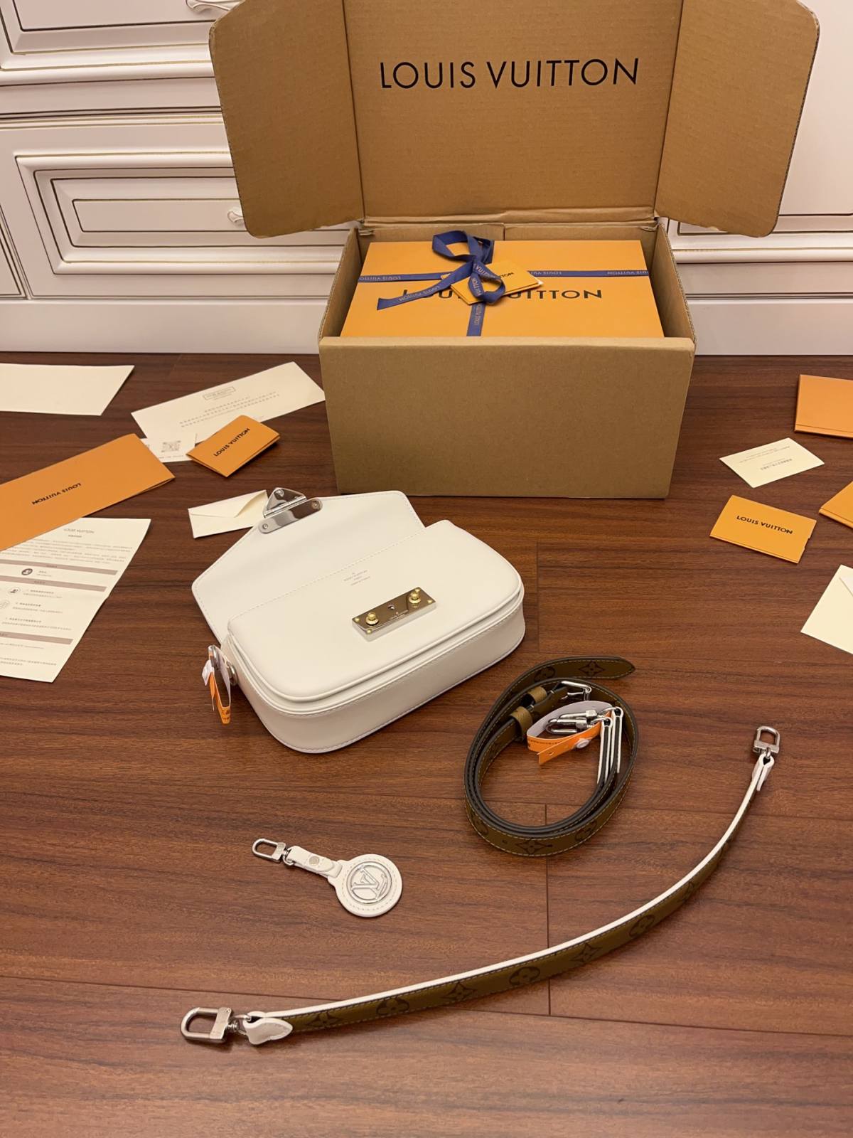 Ellebag’s Expert Replication: Louis Vuitton SWING Handbag (M20395) White-Beste kwaliteit nep Louis Vuitton tas online winkel, replica designer tas ru