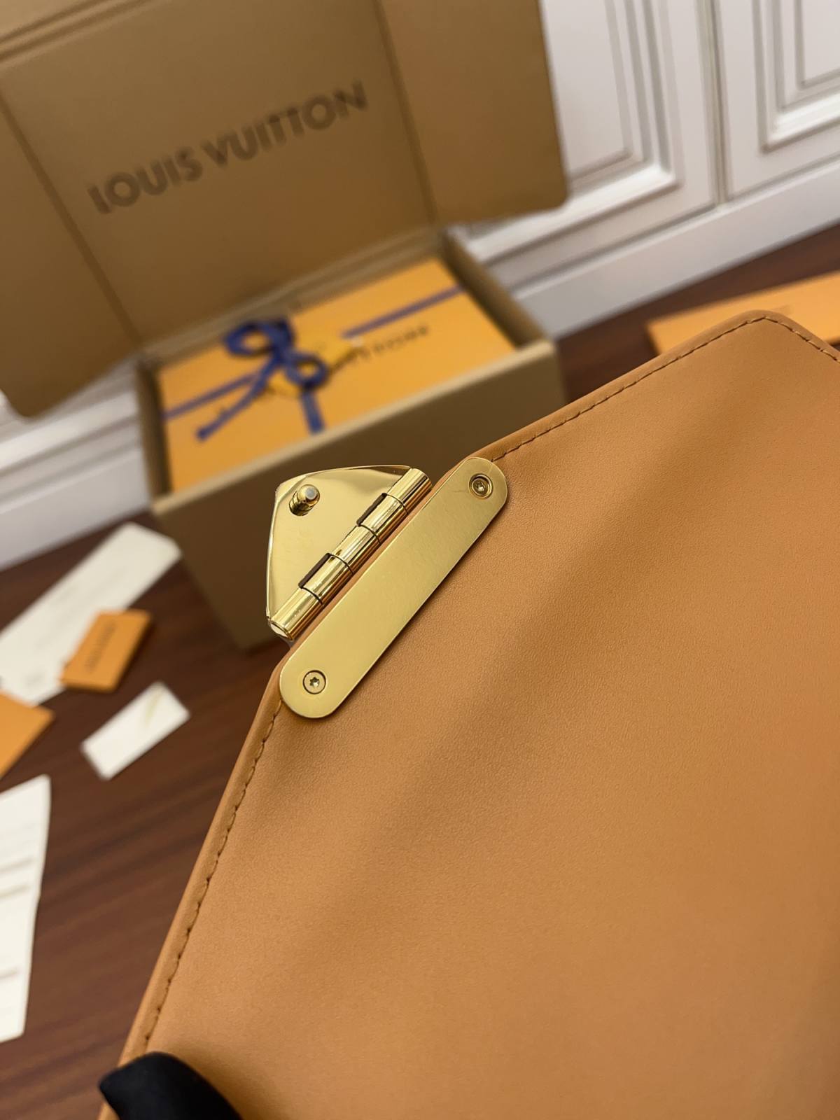 Ellebag’s Expert Replication: Louis Vuitton M20396 Swing Handbag in Brown Leather-بہترین معیار کا جعلی لوئس ووٹن بیگ آن لائن اسٹور، ریپلیکا ڈیزائنر بیگ آر یو