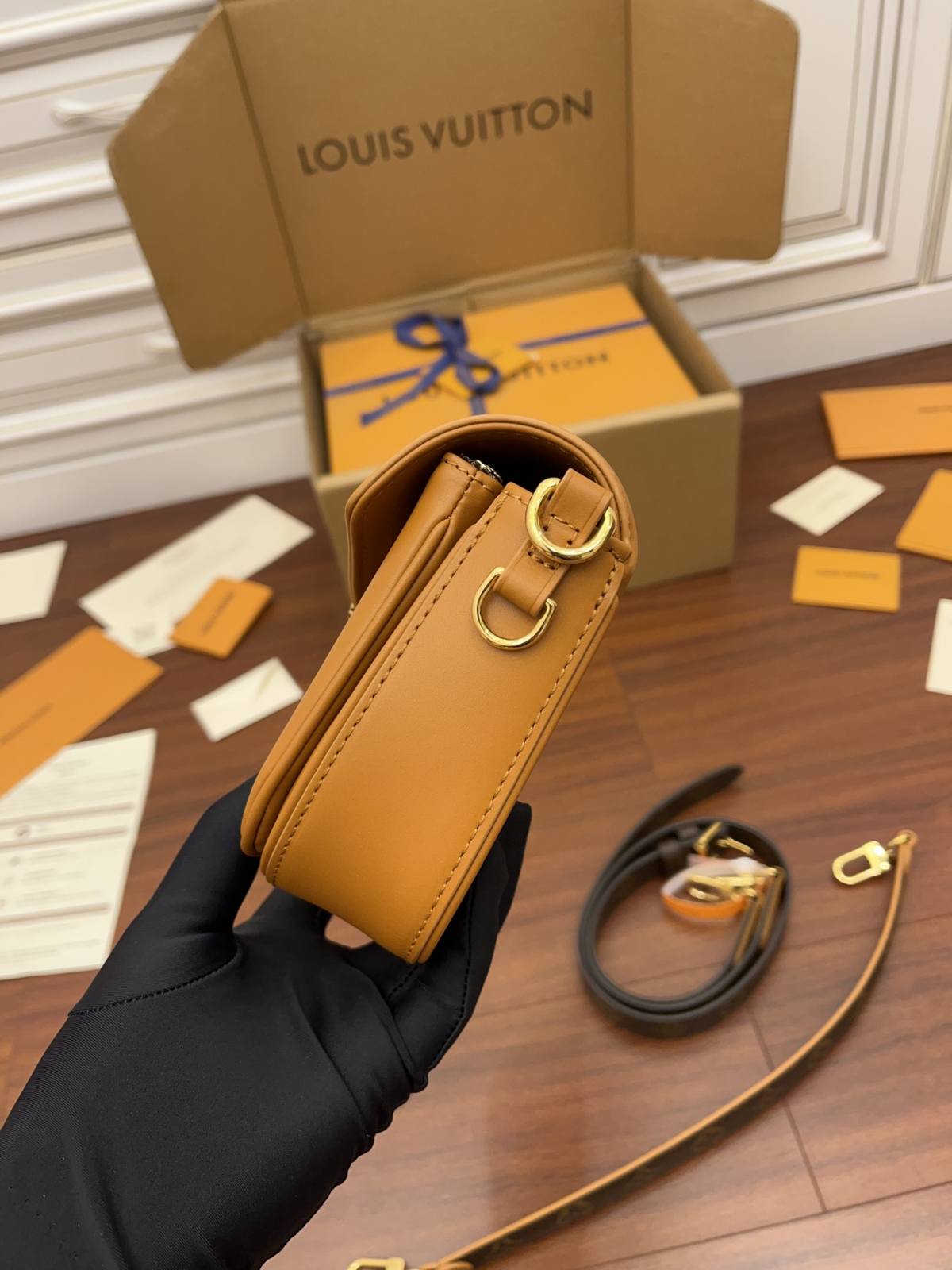 Ellebag’s Expert Replication: Louis Vuitton M20396 Swing Handbag in Brown Leather-Beste Kwaliteit Vals Louis Vuitton Sak Aanlyn Winkel, Replika ontwerper sak ru