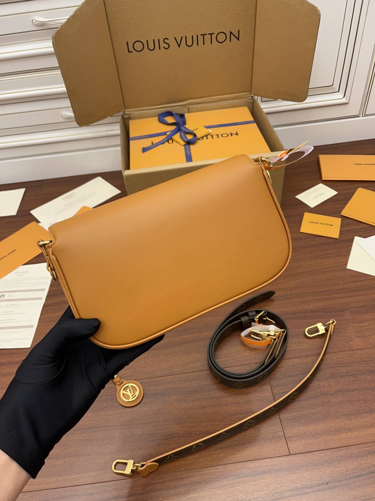 Ellebag’s Expert Replication: Louis Vuitton M20396 Swing Handbag in Brown Leather-Beste Kwaliteit Vals Louis Vuitton Sak Aanlyn Winkel, Replika ontwerper sak ru