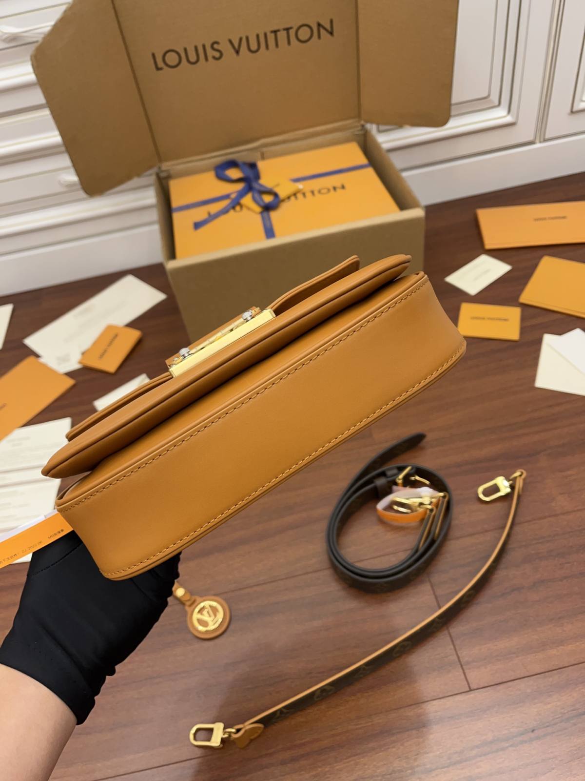 Ellebag’s Expert Replication: Louis Vuitton M20396 Swing Handbag in Brown Leather-ຄຸນະພາບທີ່ດີທີ່ສຸດ Fake Louis Vuitton Bag Online Store, Replica designer bag ru