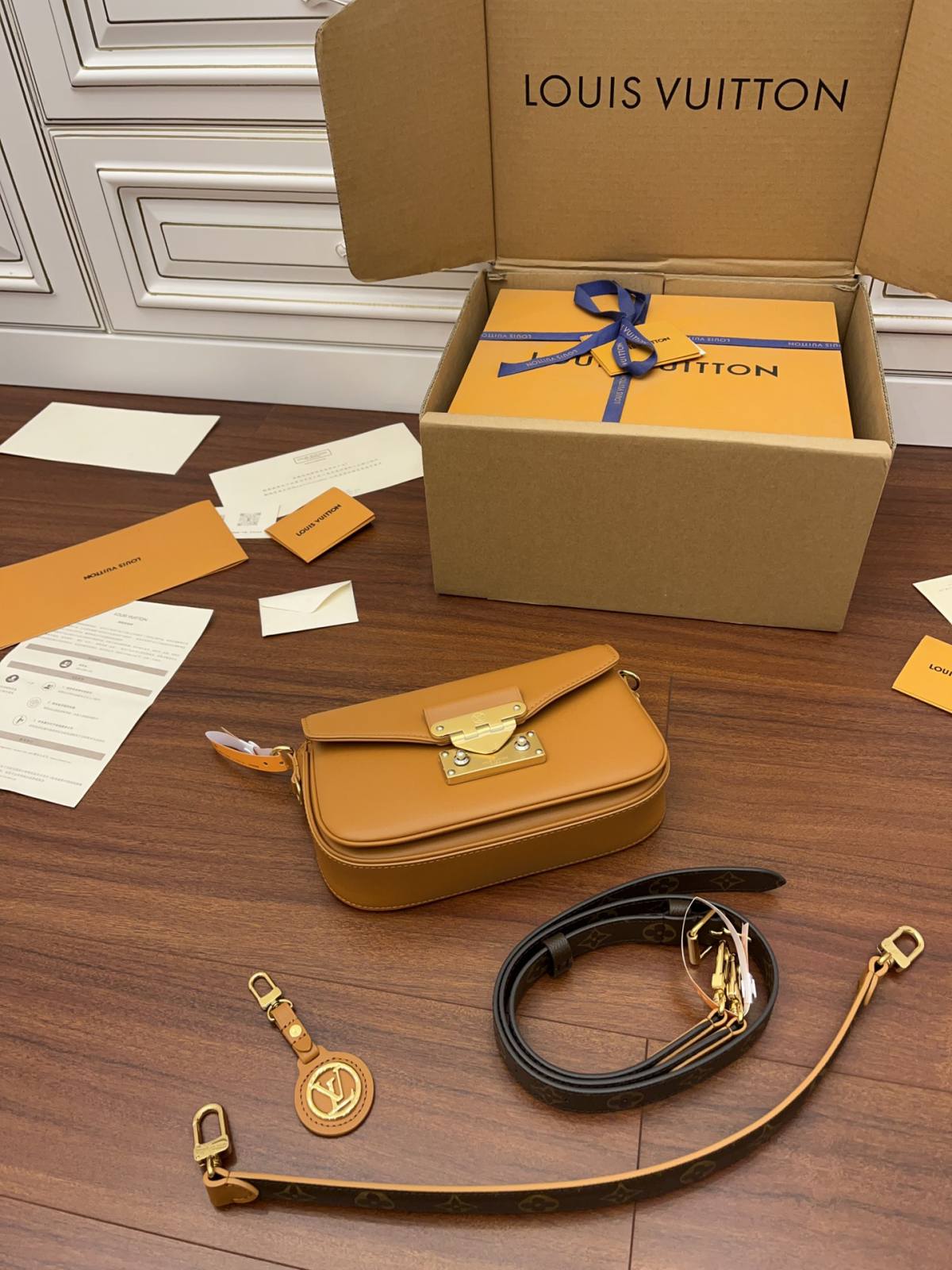 Ellebag’s Expert Replication: Louis Vuitton M20396 Swing Handbag in Brown Leather-Beste Kwaliteit Vals Louis Vuitton Sak Aanlyn Winkel, Replika ontwerper sak ru