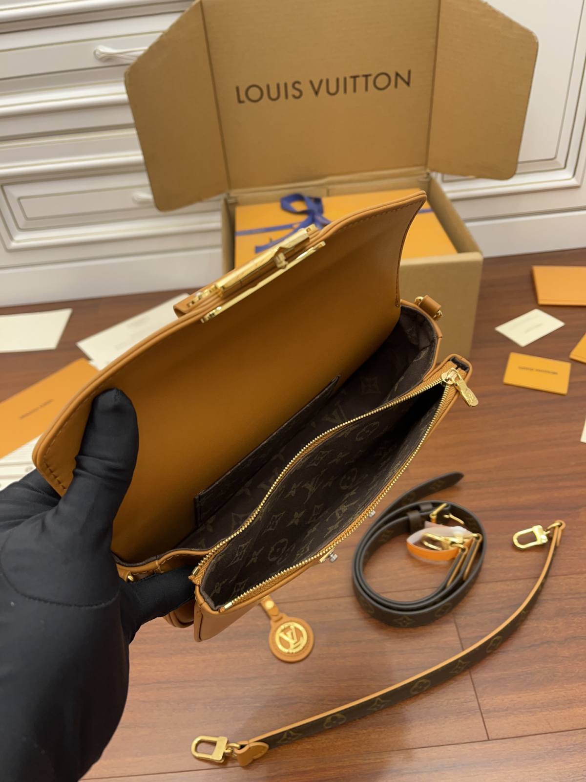 Ellebag’s Expert Replication: Louis Vuitton M20396 Swing Handbag in Brown Leather-بہترین معیار کا جعلی لوئس ووٹن بیگ آن لائن اسٹور، ریپلیکا ڈیزائنر بیگ آر یو