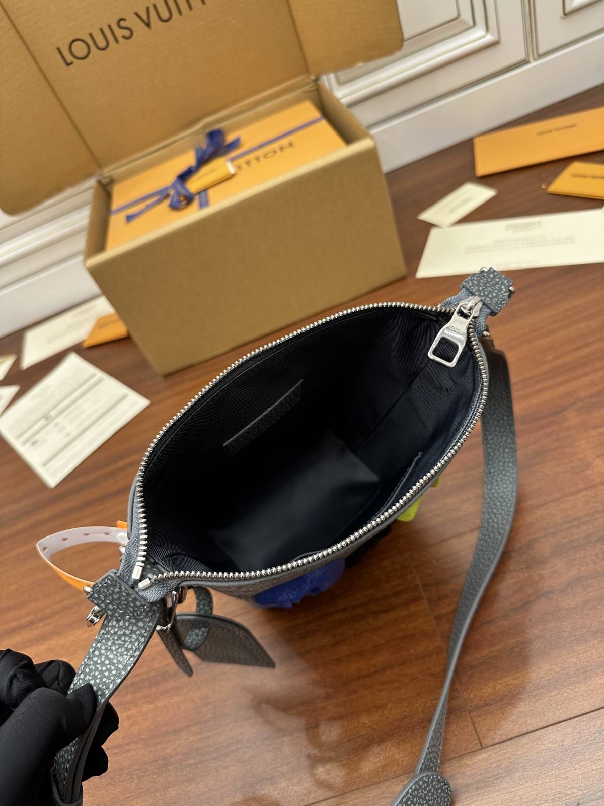 Ellebag’s Expert Replication: Louis Vuitton HOBO CRUISER Small Handbag (M20875)-Best Quality Fake Louis Vuitton Bag Nettbutikk, Replica designer bag ru