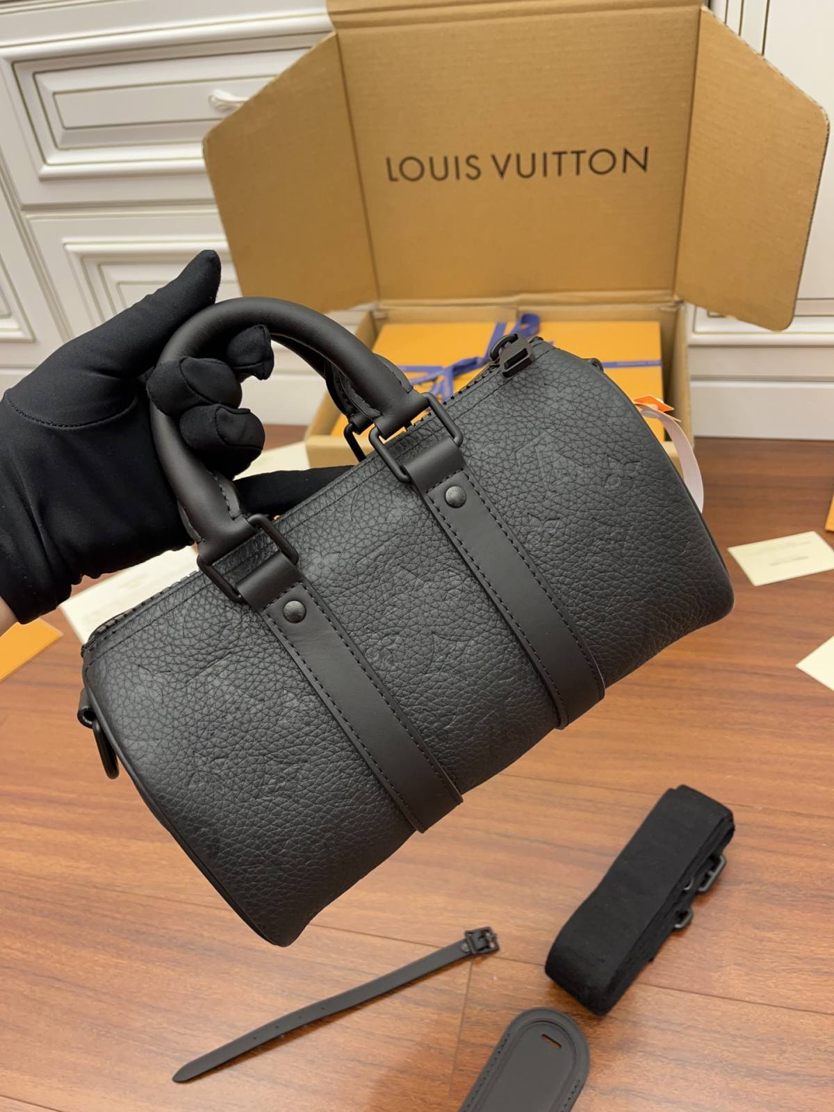 Ellebag’s Expert Replication: Louis Vuitton M20900 All Leather Keepall Mini Taurillon Monogram-Botiga en línia de bosses falses de Louis Vuitton de millor qualitat, rèplica de bosses de disseny ru