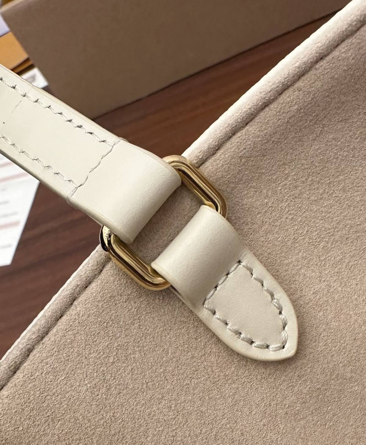 Ellebag’s Expert Replication: Louis Vuitton ONTHEGO Medium Handbag (M21575)-Legjobb minőségű hamis Louis Vuitton táska online áruház, replika designer táska ru