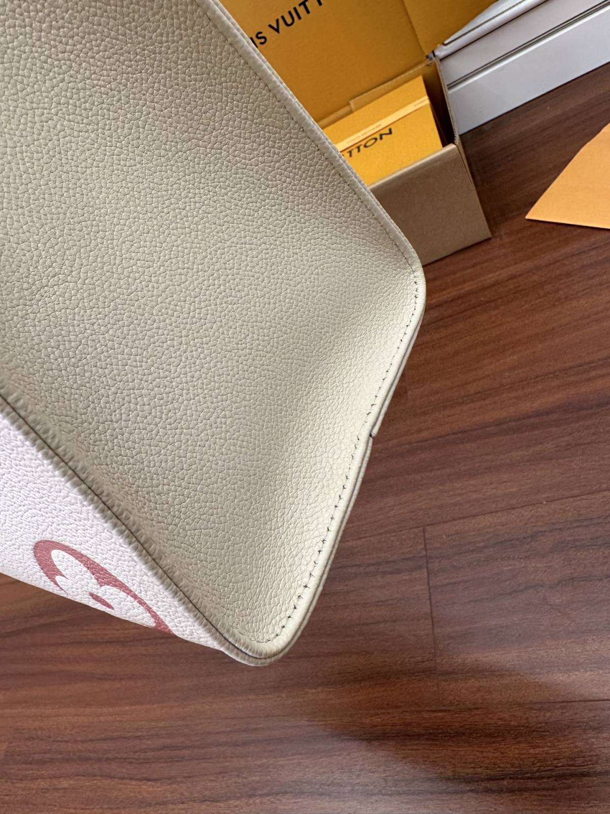 Ellebag’s Expert Replication: Louis Vuitton ONTHEGO Medium Handbag (M21575)-Legjobb minőségű hamis Louis Vuitton táska online áruház, replika designer táska ru