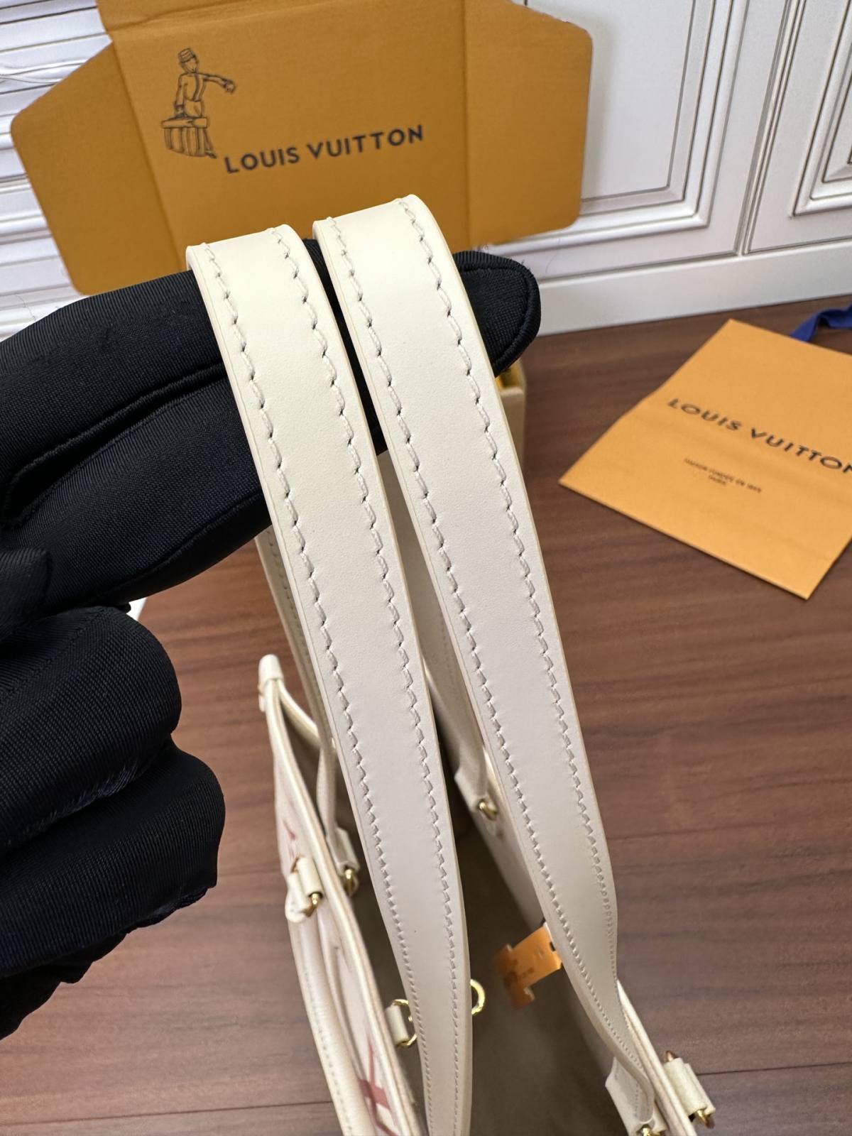 Ellebag’s Expert Replication: Louis Vuitton ONTHEGO Medium Handbag (M21575)-Best Quality adịgboroja Louis vuitton akpa Online Store, oyiri mmebe akpa ru