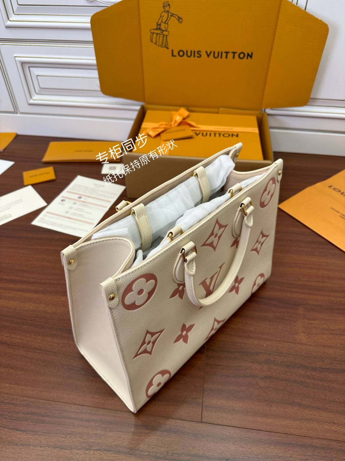 Ellebag’s Expert Replication: Louis Vuitton ONTHEGO Medium Handbag (M21575)-Bescht Qualitéit Fake Louis Vuitton Bag Online Store, Replica Designer Bag ru