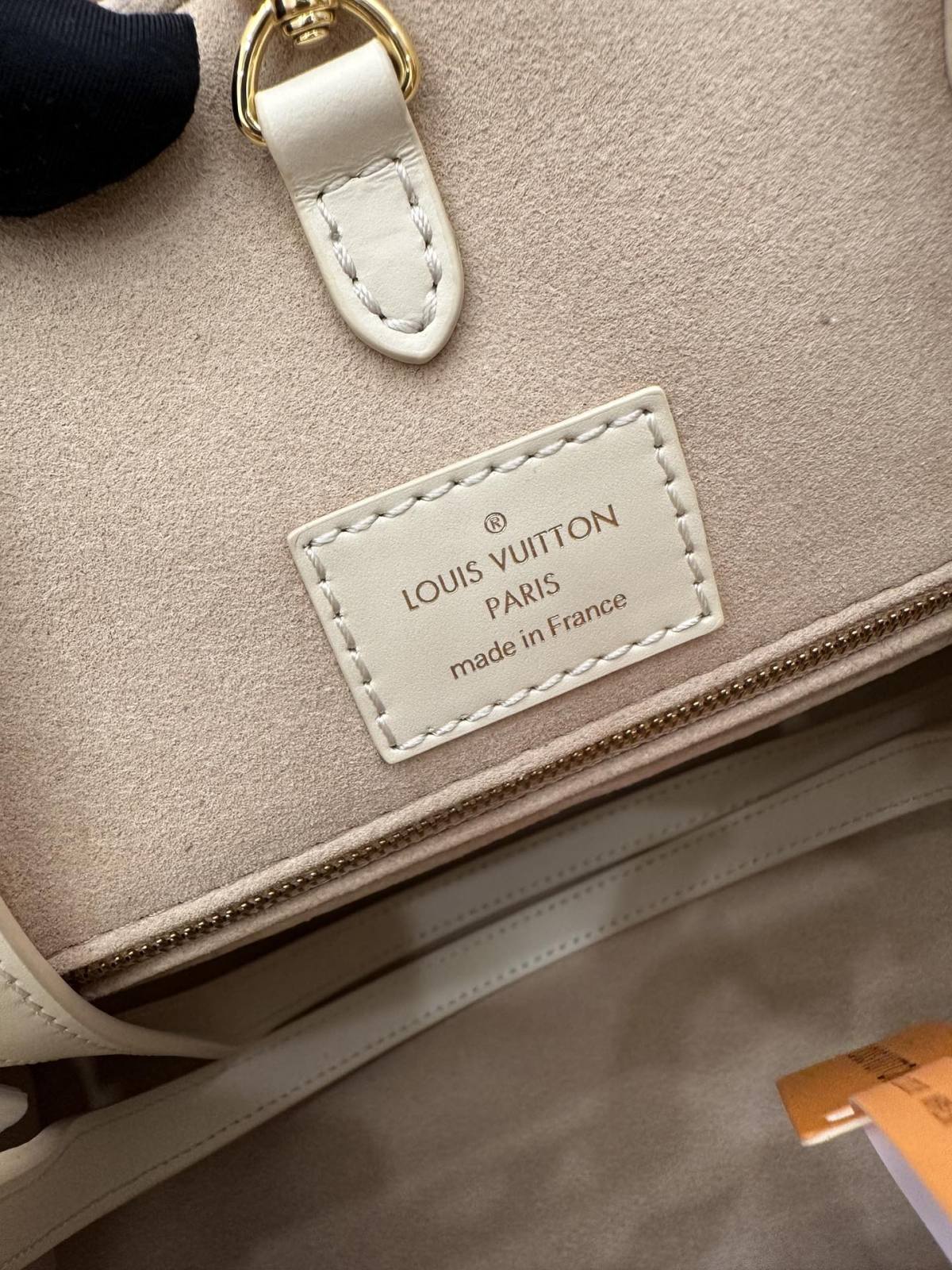 Ellebag’s Expert Replication: Louis Vuitton ONTHEGO Medium Handbag (M21575)-Best Quality Fake Louis Vuitton Bag Online Store, Replica designer bag ru