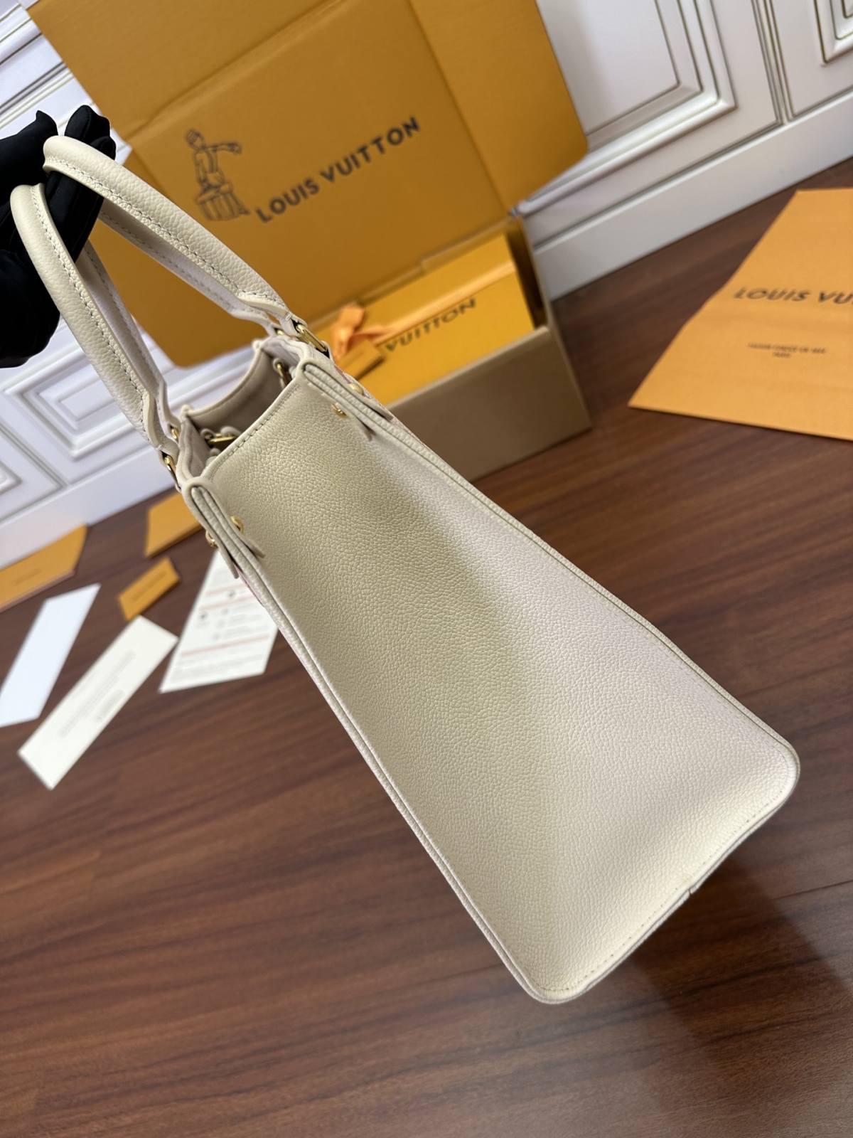 Ellebag’s Expert Replication: Louis Vuitton ONTHEGO Medium Handbag (M21575)-최고의 품질 가짜 루이비통 가방 온라인 스토어, 복제 디자이너 가방 ru