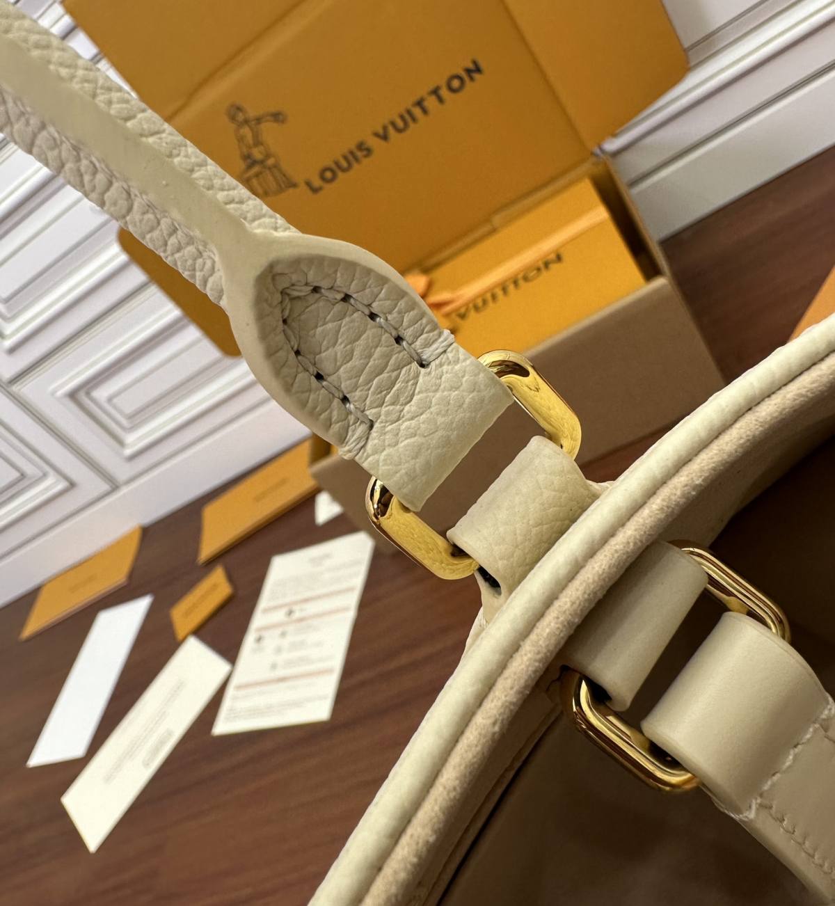 Ellebag’s Expert Replication: Louis Vuitton ONTHEGO Medium Handbag (M21575)-Bescht Qualitéit Fake Louis Vuitton Bag Online Store, Replica Designer Bag ru