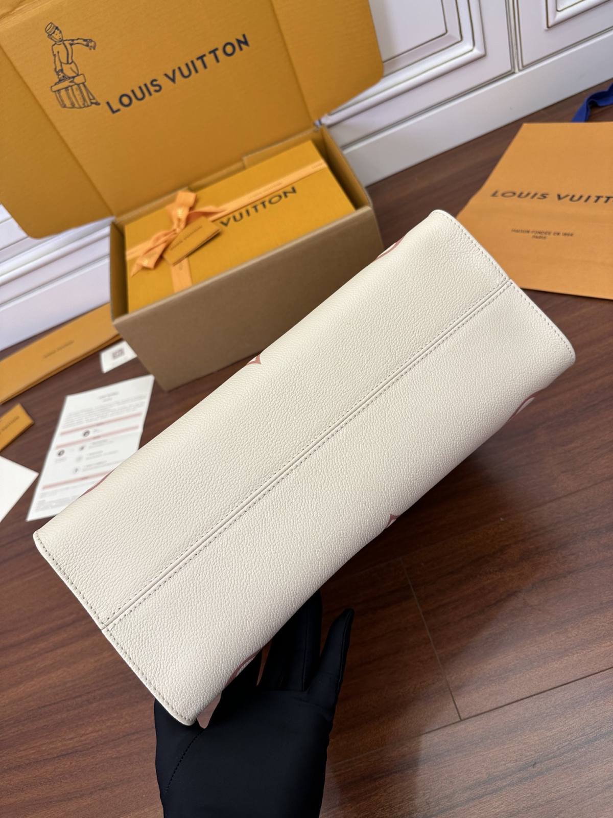 Ellebag’s Expert Replication: Louis Vuitton ONTHEGO Medium Handbag (M21575)-Best Quality adịgboroja Louis vuitton akpa Online Store, oyiri mmebe akpa ru