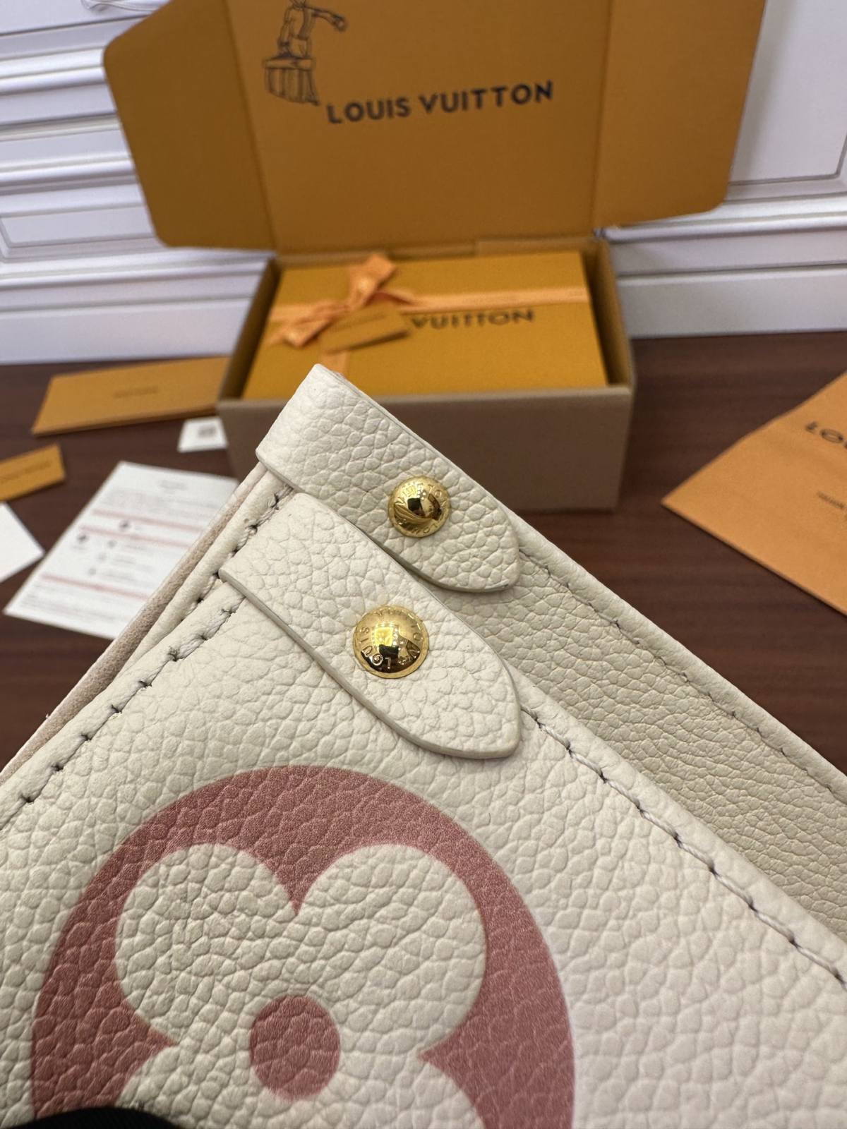 Ellebag’s Expert Replication: Louis Vuitton ONTHEGO Medium Handbag (M21575)-최고의 품질 가짜 루이비통 가방 온라인 스토어, 복제 디자이너 가방 ru