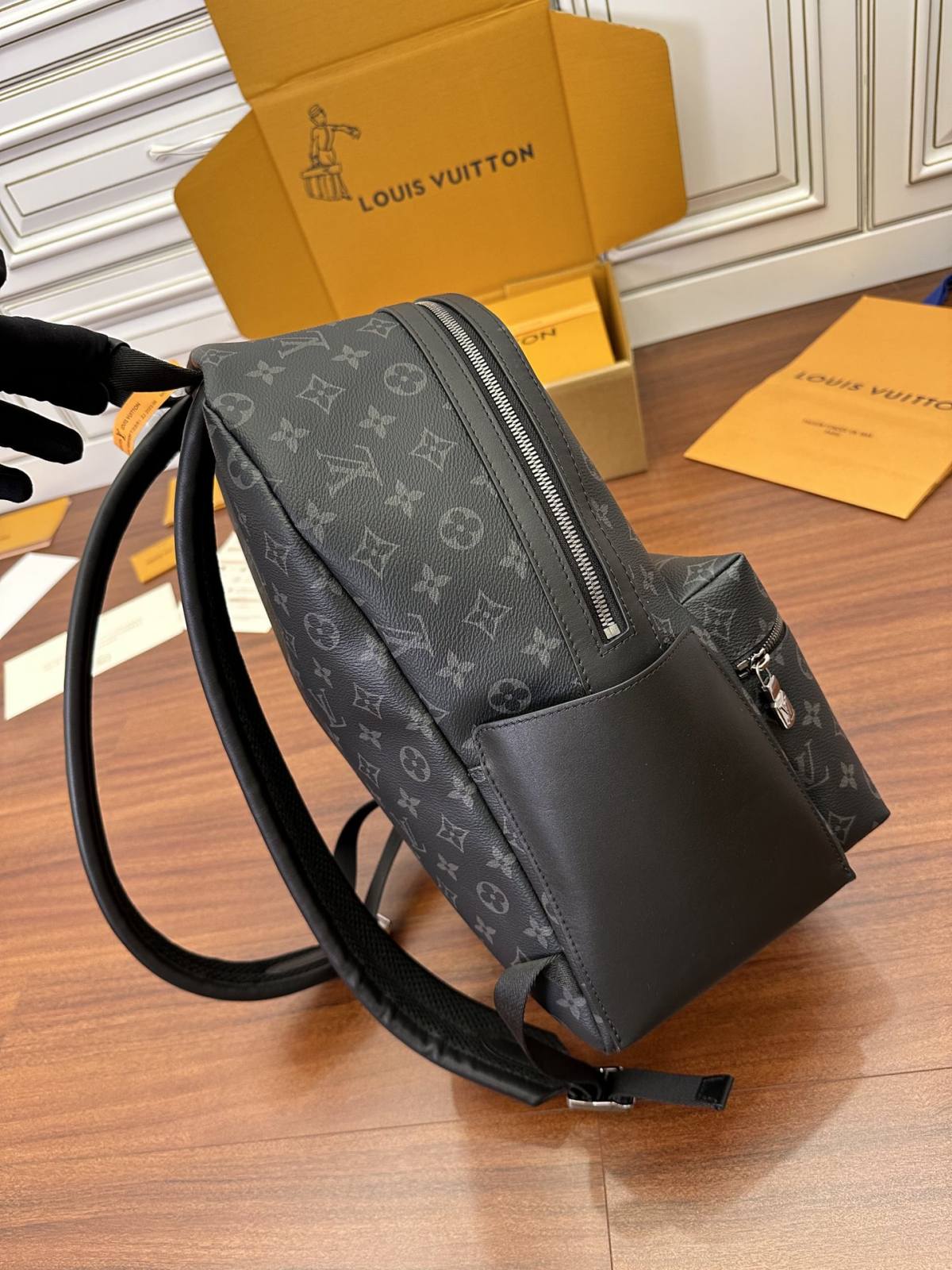 Ellebag’s Expert Replication: Louis Vuitton M22558 Monogram Discovery Small Backpack-ʻOi aku ka maikaʻi o ka ʻeke Louis Vuitton ʻeke hoʻopunipuni ma ka hale kūʻai pūnaewele, ʻeke hoʻolālā kope ru