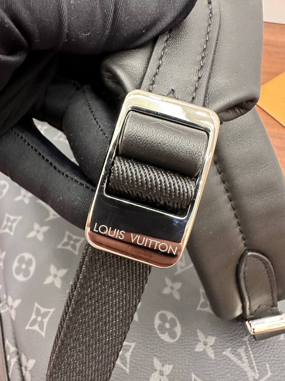 Ellebag’s Expert Replication: Louis Vuitton M22558 Monogram Discovery Small Backpack-Labākās kvalitātes viltotās Louis Vuitton somas tiešsaistes veikals, dizaineru somas kopija ru