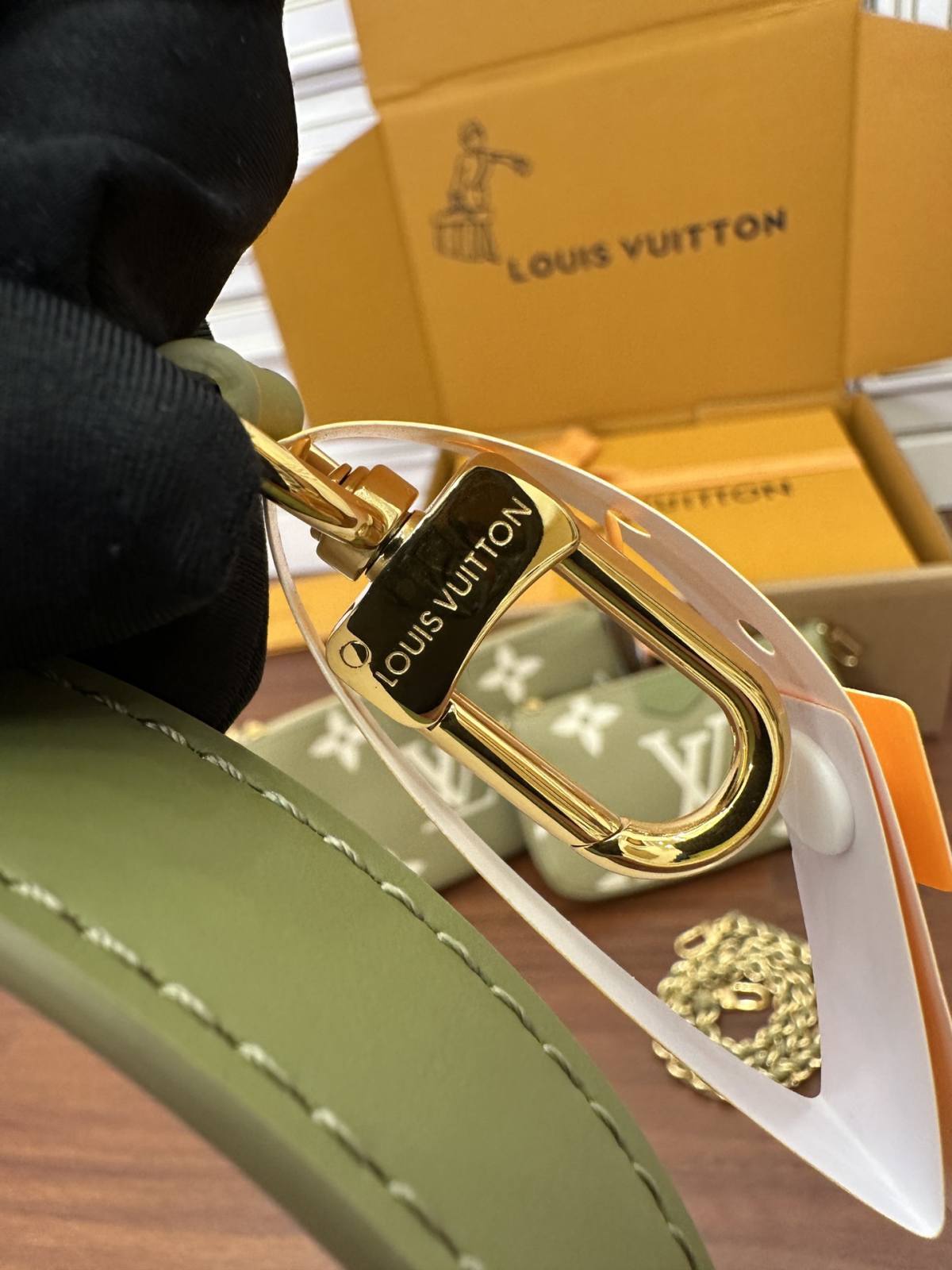 Ellebag’s Expert Replication: Louis Vuitton Multi Pochette Accessoires in Leather M22670 Light Green-Best Quality Replica designer Bag factory in China