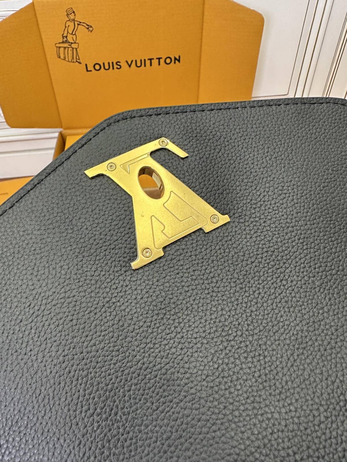 Ellebag’s Expert Replication: Louis Vuitton OXFORD Handbag (M22735) in Black-Bedste kvalitet Fake Louis Vuitton Bag Online Store, Replica designer bag ru