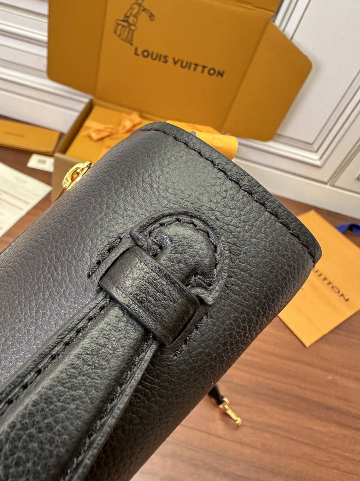 Ellebag’s Expert Replication: Louis Vuitton OXFORD Handbag (M22735) in Black-Bedste kvalitet Fake Louis Vuitton Bag Online Store, Replica designer bag ru