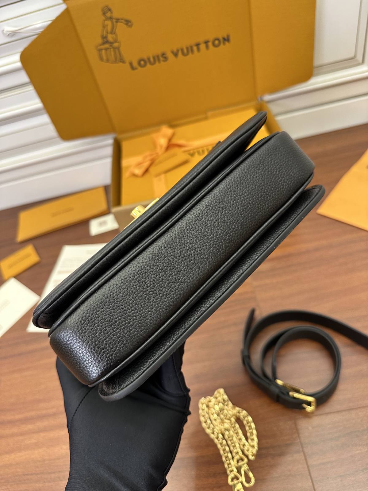 Ellebag’s Expert Replication: Louis Vuitton OXFORD Handbag (M22735) in Black-En İyi Kalite Sahte Louis Vuitton Çanta Online Mağazası, Çoğaltma tasarımcı çanta ru