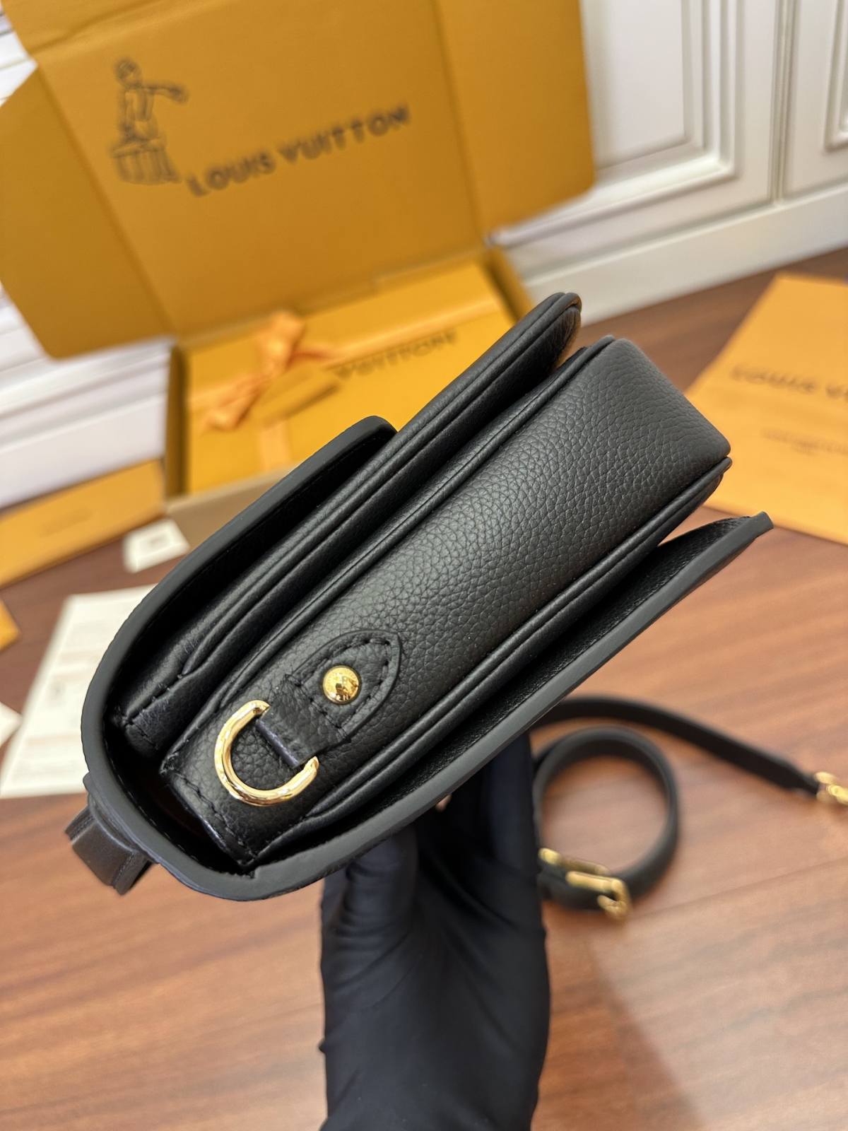 Ellebag’s Expert Replication: Louis Vuitton OXFORD Handbag (M22735) in Black-最高品質の偽のルイヴィトンバッグオンラインストア、レプリカデザイナーバッグru