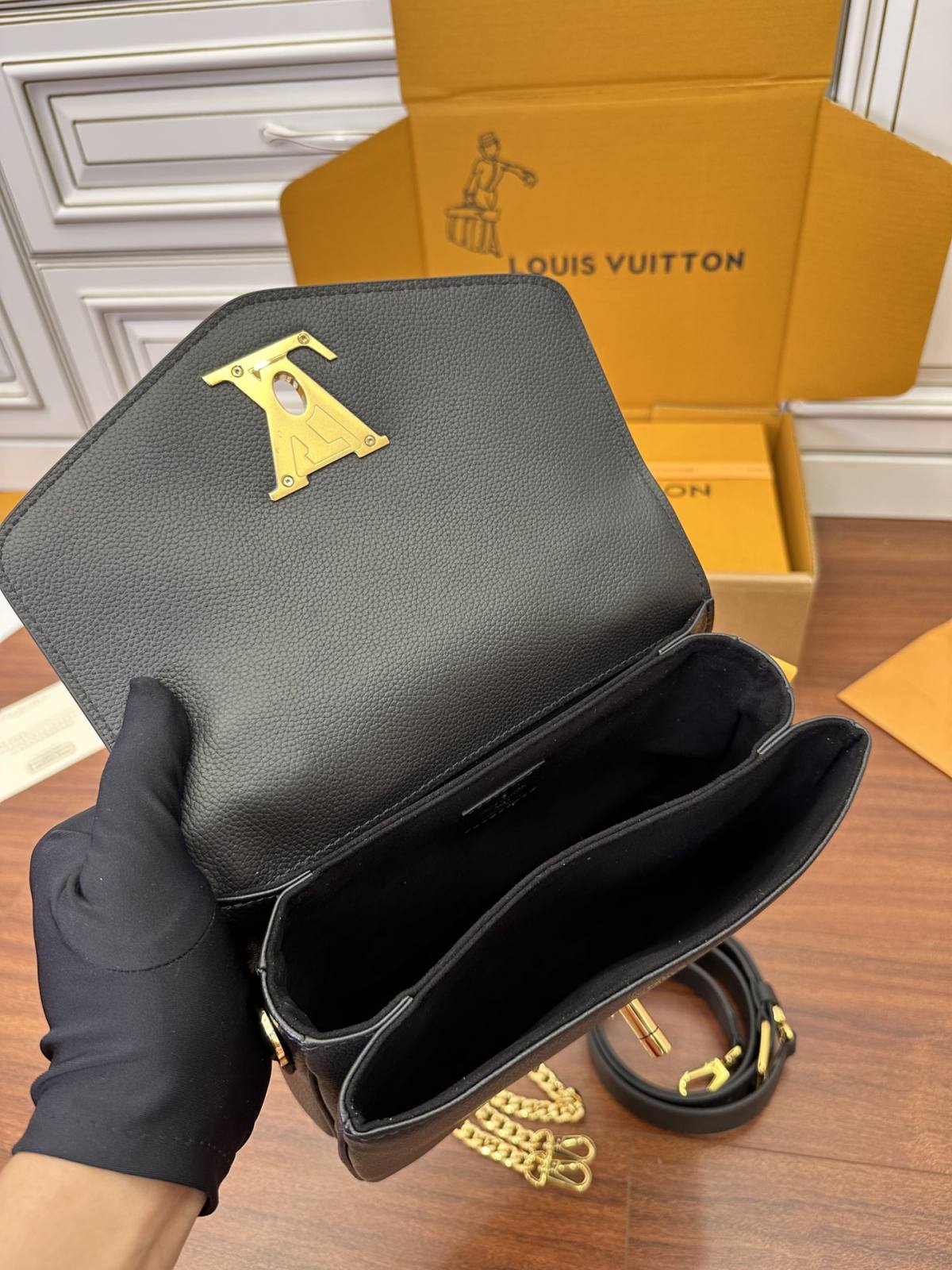 Ellebag’s Expert Replication: Louis Vuitton OXFORD Handbag (M22735) in Black-Best Quality Fake Louis Vuitton Bag Online Store, Replica designer bag ru