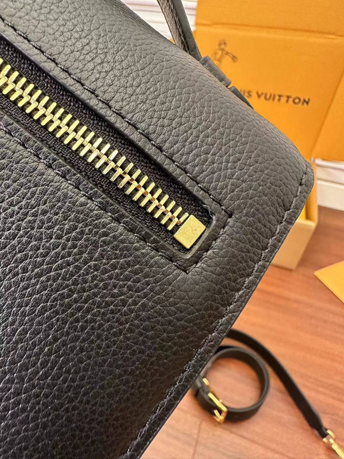 Ellebag’s Expert Replication: Louis Vuitton OXFORD Handbag (M22735) in Black-Online obchod s falošnou taškou Louis Vuitton najvyššej kvality, replika značkovej tašky ru