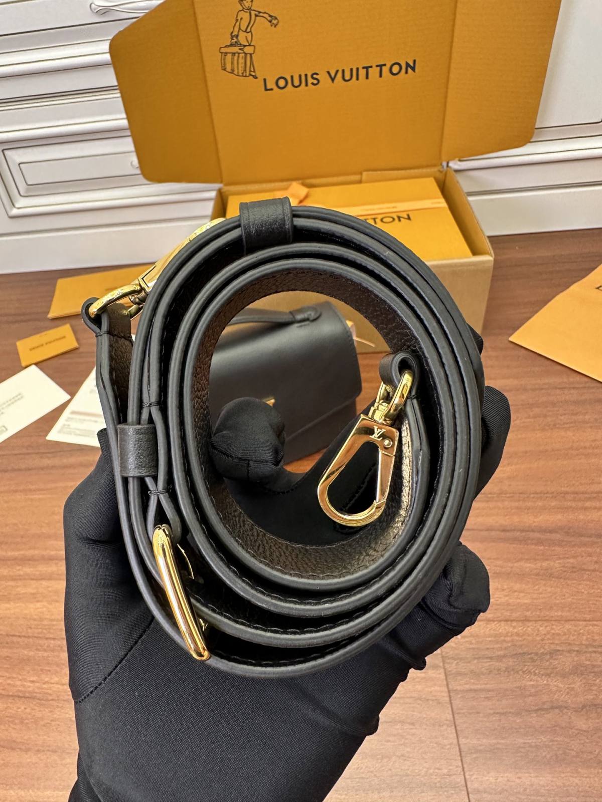 Ellebag’s Expert Replication: Louis Vuitton OXFORD Handbag (M22735) in Black-Online obchod s falošnou taškou Louis Vuitton najvyššej kvality, replika značkovej tašky ru