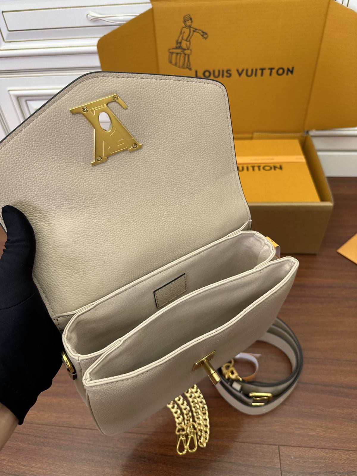 Ellebag’s Expert Replication: Louis Vuitton OXFORD Handbag (M22792) in Gray-Шилдэг чанарын хуурамч Louis Vuitton цүнх онлайн дэлгүүр, Replica дизайнер цүнх ru