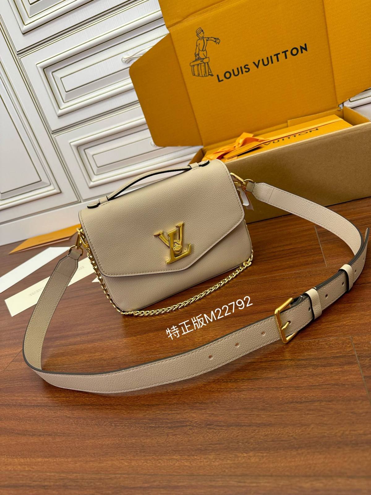 Ellebag’s Expert Replication: Louis Vuitton OXFORD Handbag (M22792) in Gray-Интернет-магазин поддельной сумки Louis Vuitton лучшего качества, копия дизайнерской сумки ru