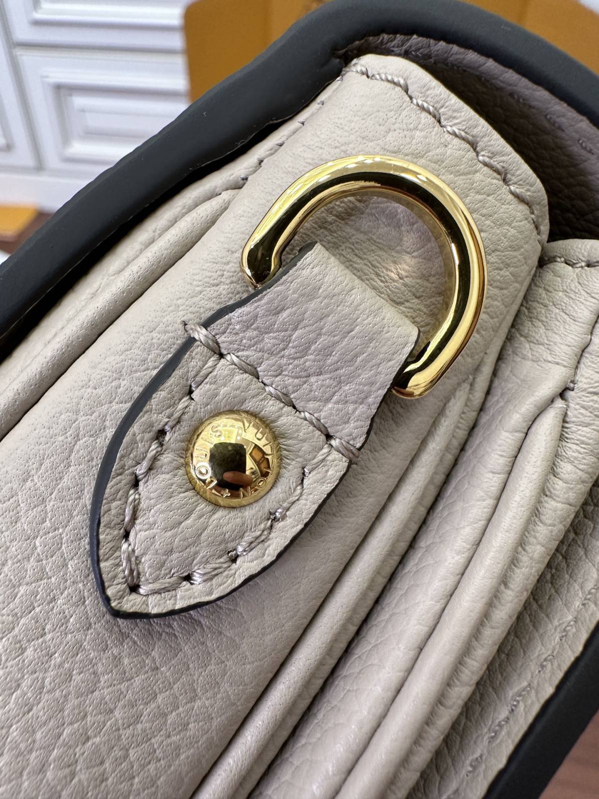 Ellebag’s Expert Replication: Louis Vuitton OXFORD Handbag (M22792) in Gray-Шилдэг чанарын хуурамч Louis Vuitton цүнх онлайн дэлгүүр, Replica дизайнер цүнх ru