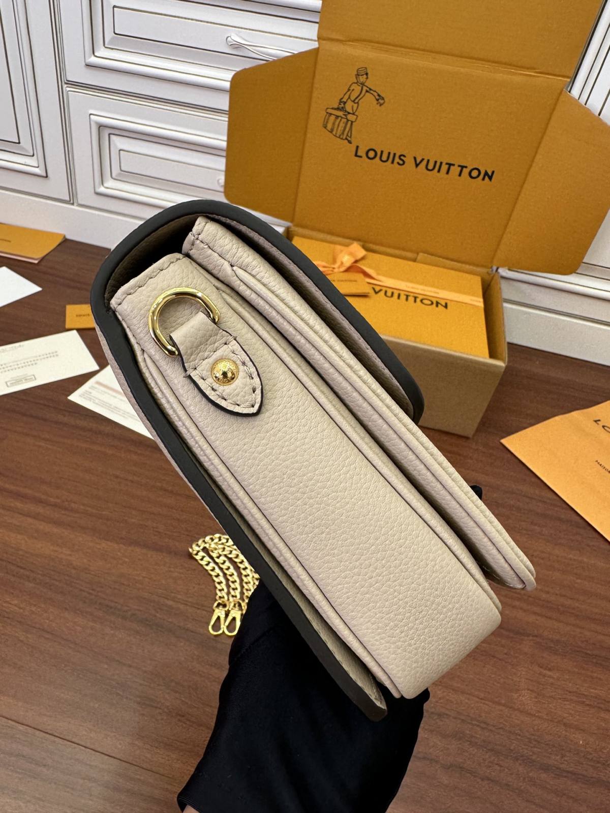 Ellebag’s Expert Replication: Louis Vuitton OXFORD Handbag (M22792) in Gray-Интернет-магазин поддельной сумки Louis Vuitton лучшего качества, копия дизайнерской сумки ru