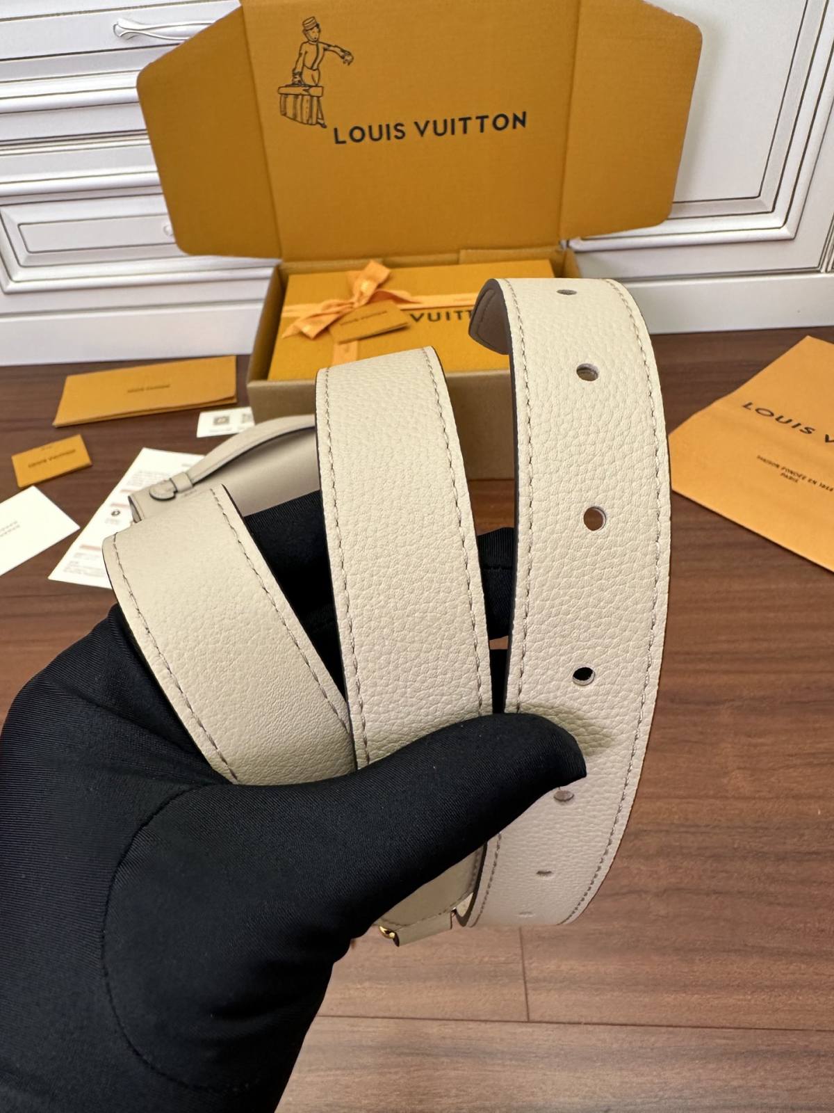 Ellebag’s Expert Replication: Louis Vuitton OXFORD Handbag (M22792) in Gray-Шилдэг чанарын хуурамч Louis Vuitton цүнх онлайн дэлгүүр, Replica дизайнер цүнх ru