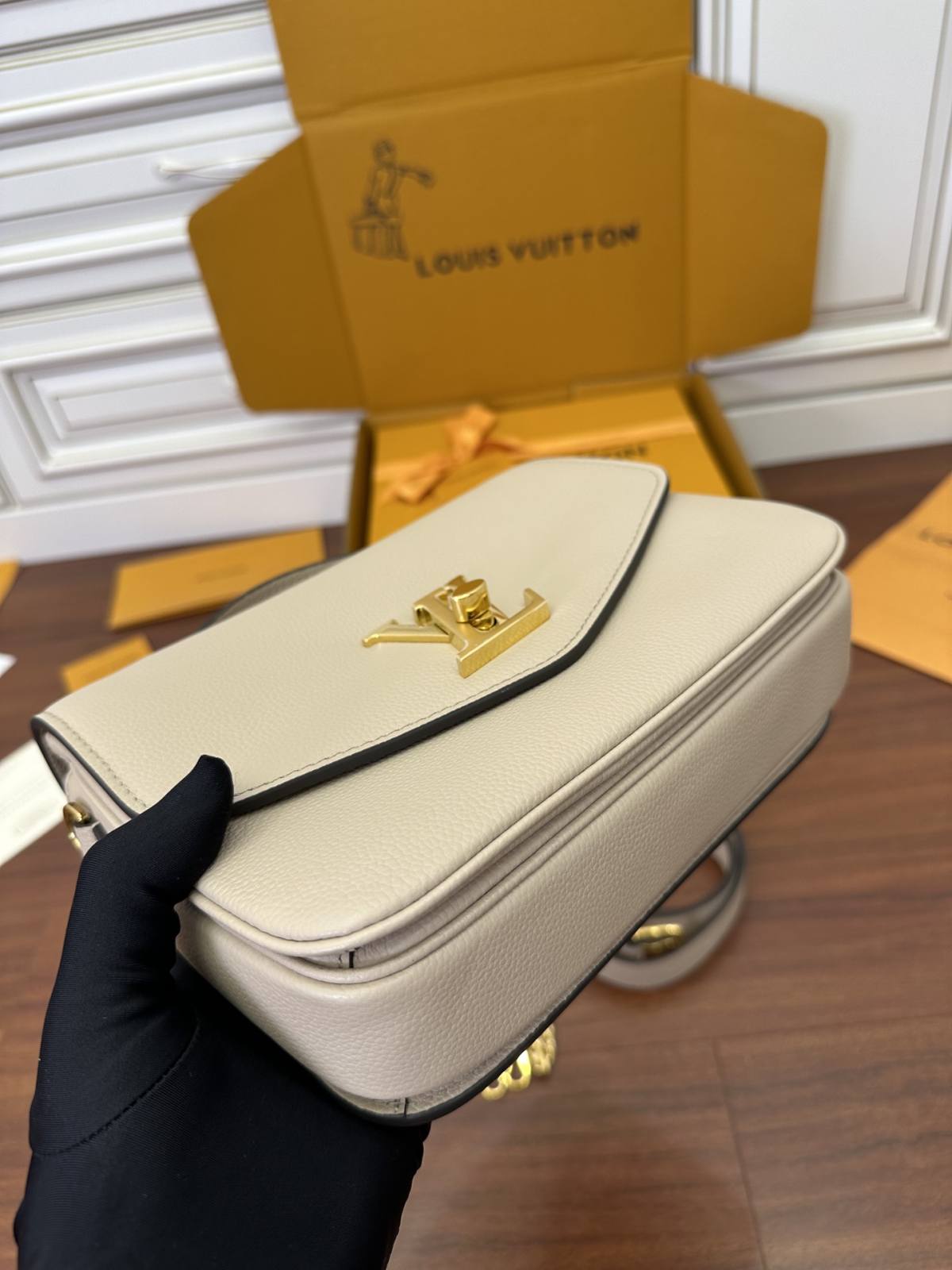 Ellebag’s Expert Replication: Louis Vuitton OXFORD Handbag (M22792) in Gray-Najlepsza jakość fałszywych torebek Louis Vuitton Sklep internetowy, projektant repliki torebki ru