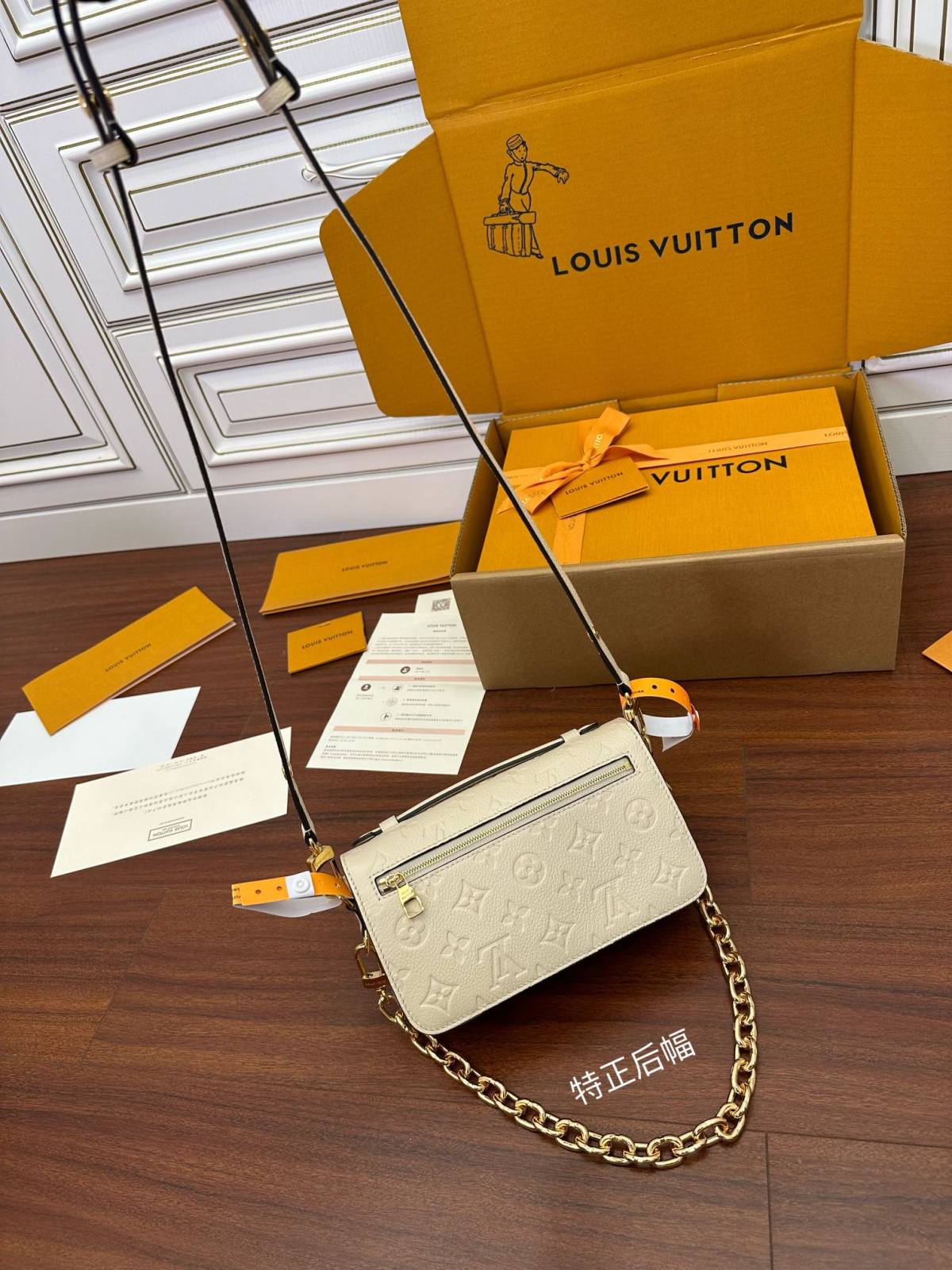 Ellebag’s Expert Replication: Louis Vuitton POCHETTE MÉTIS Metis EAST WEST Handbag (M22942) in White-最高品質の偽のルイヴィトンバッグオンラインストア、レプリカデザイナーバッグru