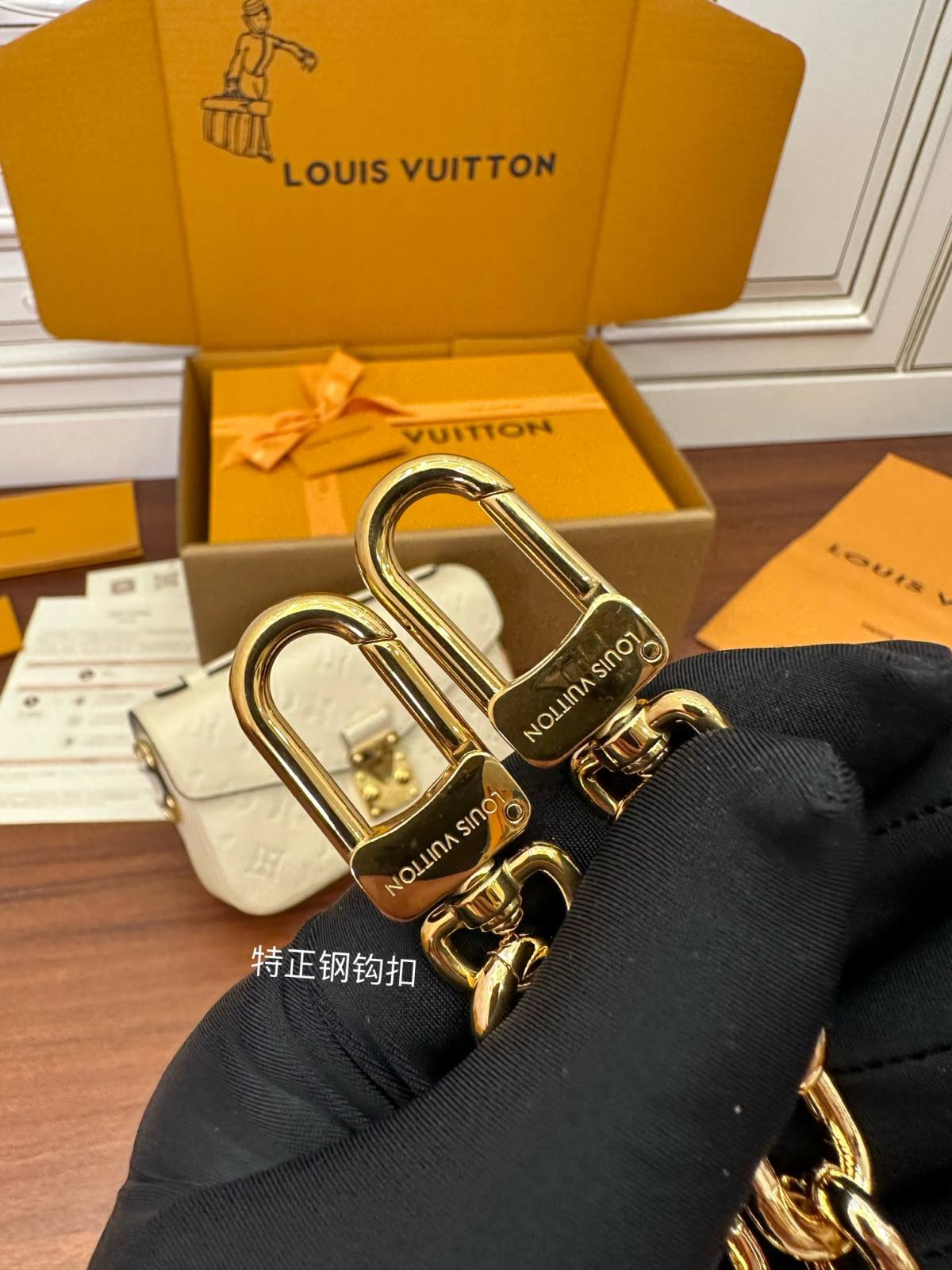 Ellebag’s Expert Replication: Louis Vuitton POCHETTE MÉTIS Metis EAST WEST Handbag (M22942) in White-最高品質の偽のルイヴィトンバッグオンラインストア、レプリカデザイナーバッグru