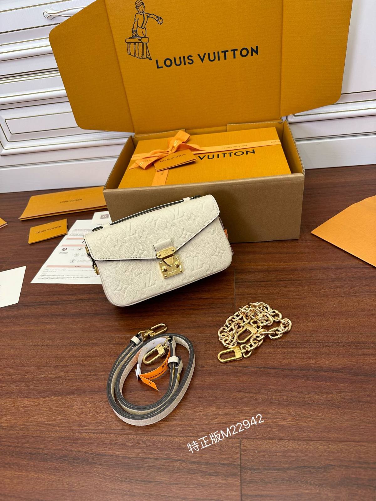 Ellebag’s Expert Replication: Louis Vuitton POCHETTE MÉTIS Metis EAST WEST Handbag (M22942) in White-最高品質の偽のルイヴィトンバッグオンラインストア、レプリカデザイナーバッグru